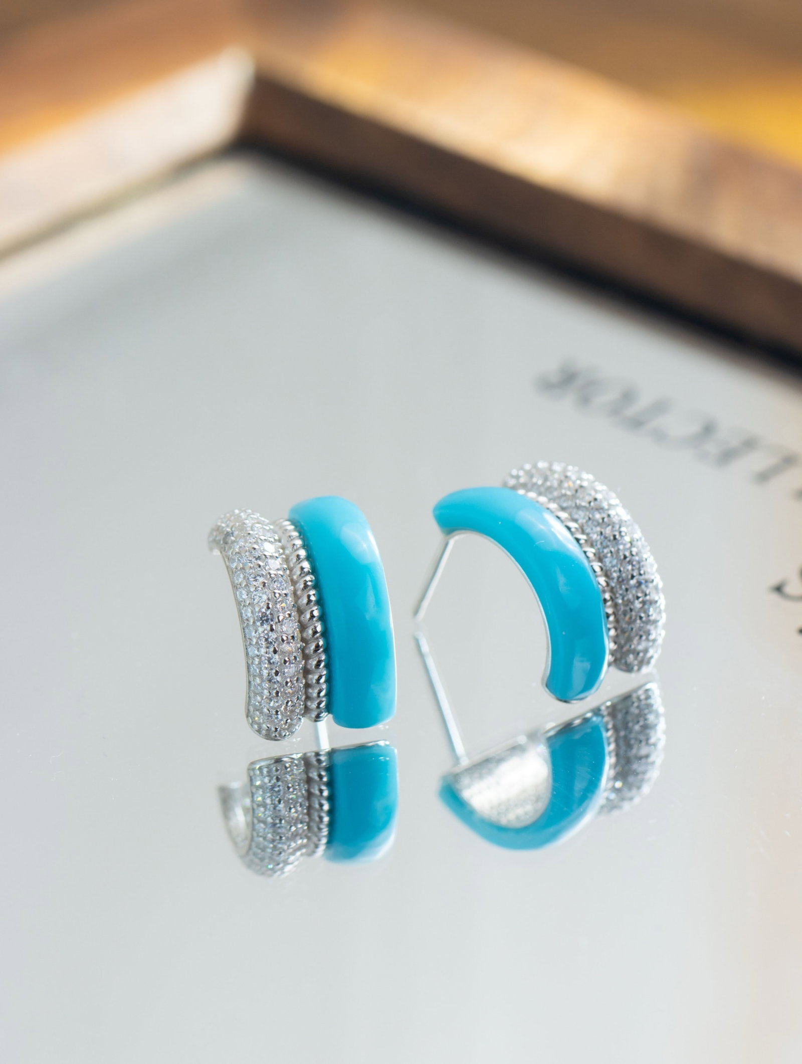A Pair of Exquisite Sterling Silver Inlaid Turquoise Earrings,Inlaid Diamond: A Pair of Exquisite Sterling Silver Inlaid Turquoise Earrings,Inlaid Diamond 一对纯银镶绿松石耳环,嵌钻石