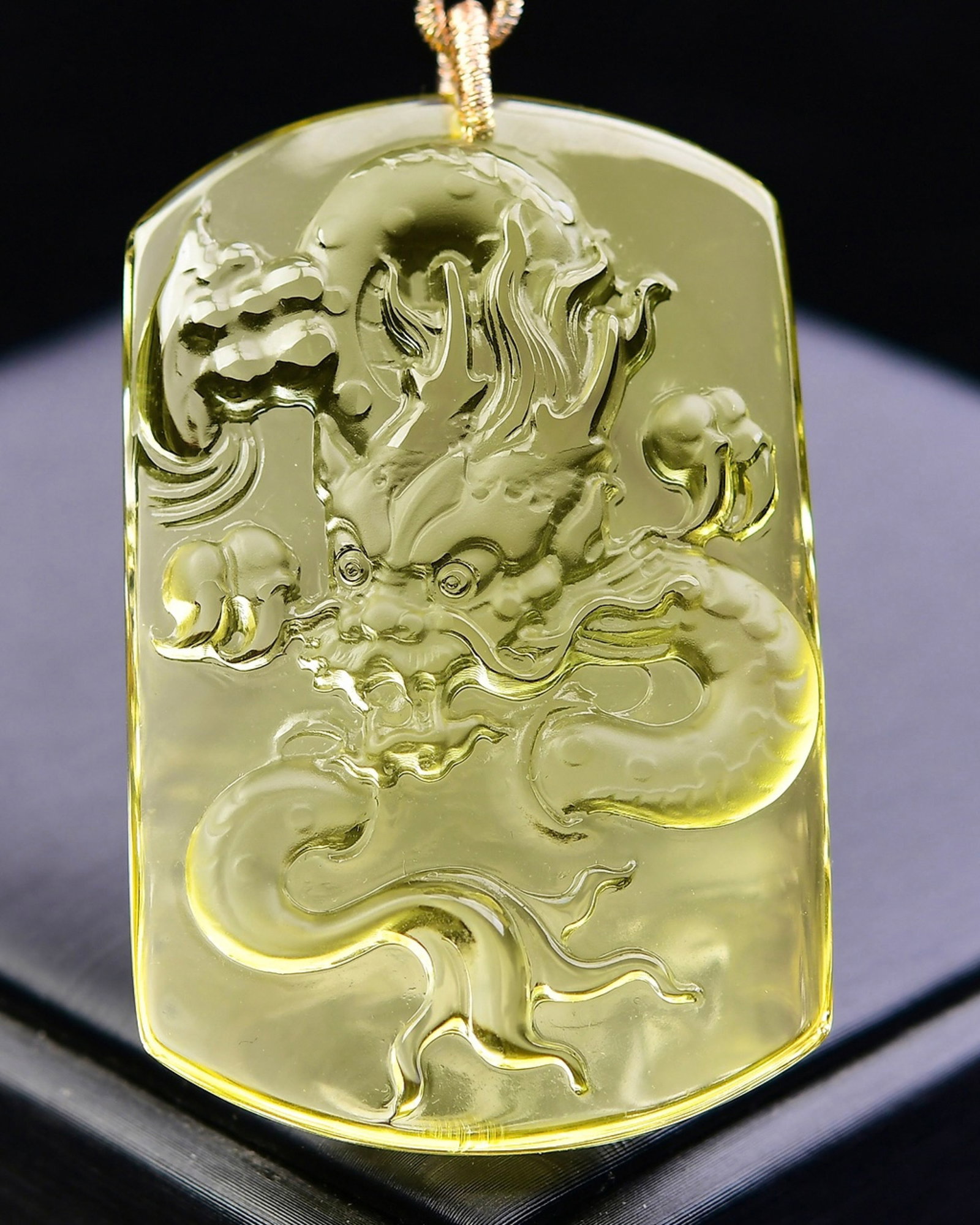 An Exquisite Crystal Dragon Pattern Pendant: An Exquisite Crystal Dragon Pattern Pendant,Size:56mmx36mmx15mm,Weight:50g 寓意生意兴隆,吉祥安康,晶体通透,完&#