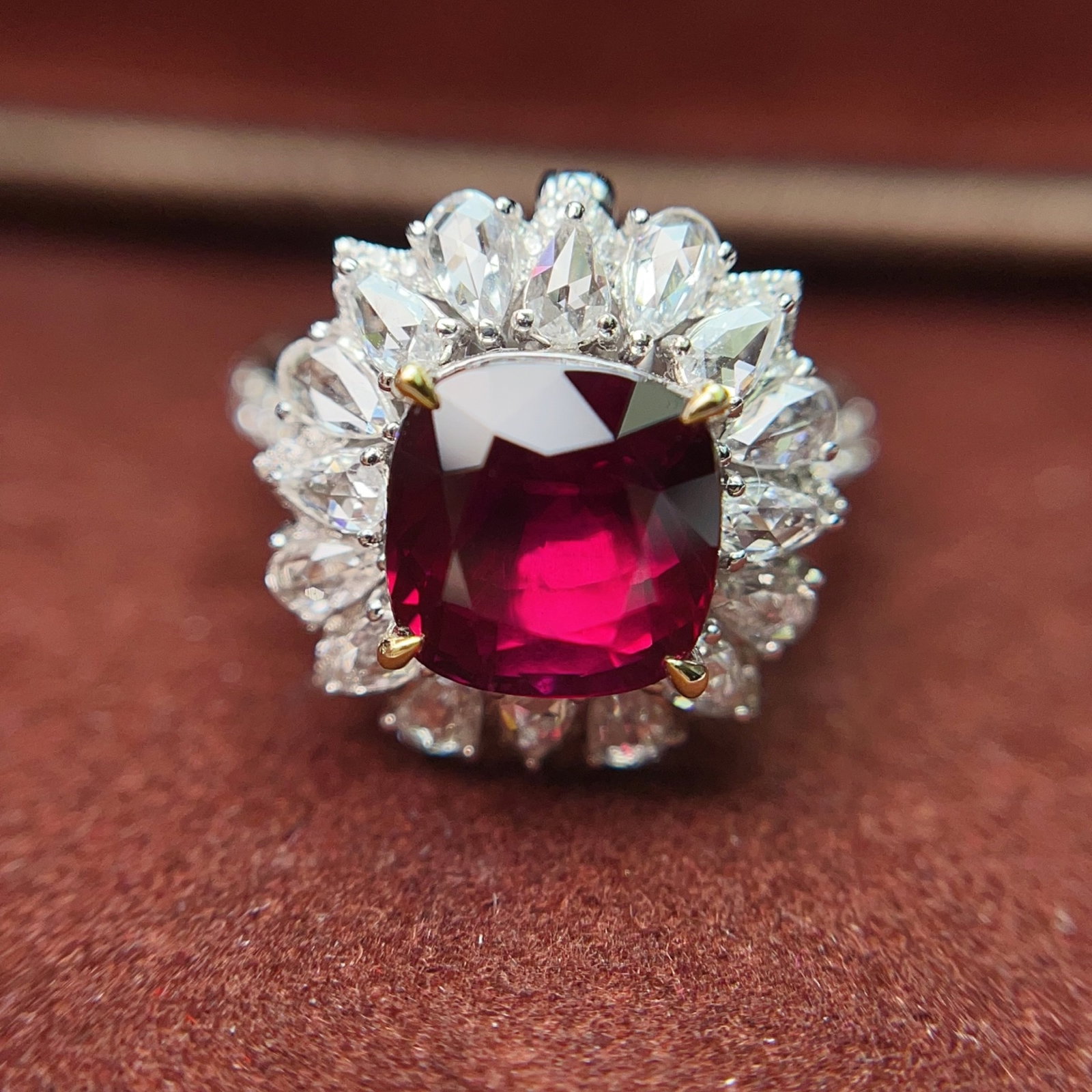 A Exquisite 18k Gold Inlaid 4.15ct Natural Ruby and 1.316ct Diamond Ring: A Exquisite 18k Gold Inlaid 4.15ct Natural Ruby and 1.316ct Diamond Ring,Total Weight:7.36g 18k金镶 4.15ct 天然红宝石和 1.316ct