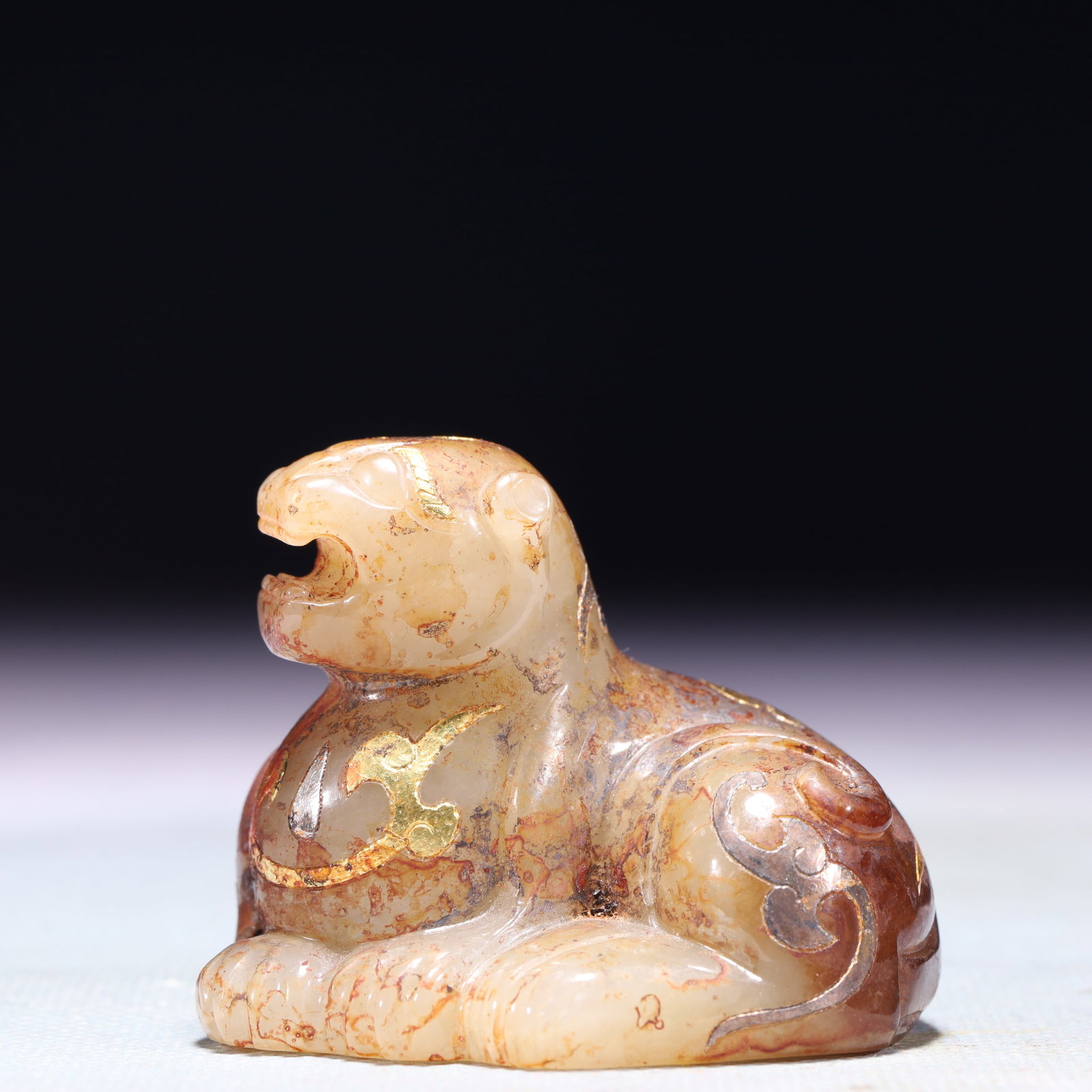 An Exquisite White Jade Inlaid Gold and Silver Beast Ornament: An Exquisite White Jade Inlaid Gold and Silver Beast Ornament,Qing Dynasty,China,Size:2.2inx1.8inx1.8in,Weight:141.2g 白玉错金银兽摆件,中国&