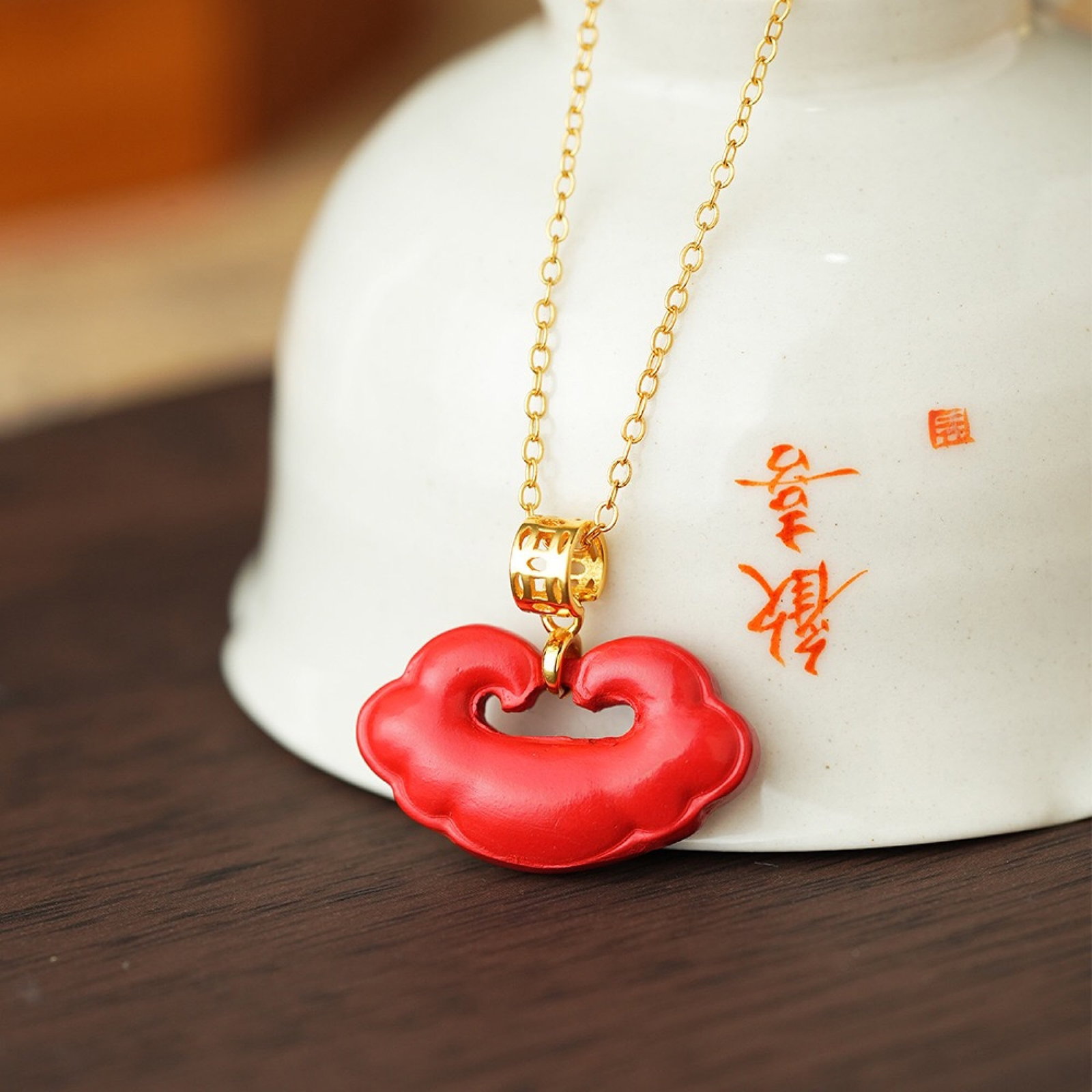 An Exquisite Sterling Silver-Gold Plated Inlaid Cinnabar Pendant: An Exquisite Sterling Silver-Gold Plated Inlaid Cinnabar Pendant,Size:21.3mmx12.7mm,Weight:2.7g 纯银镀金镶朱砂吊坠