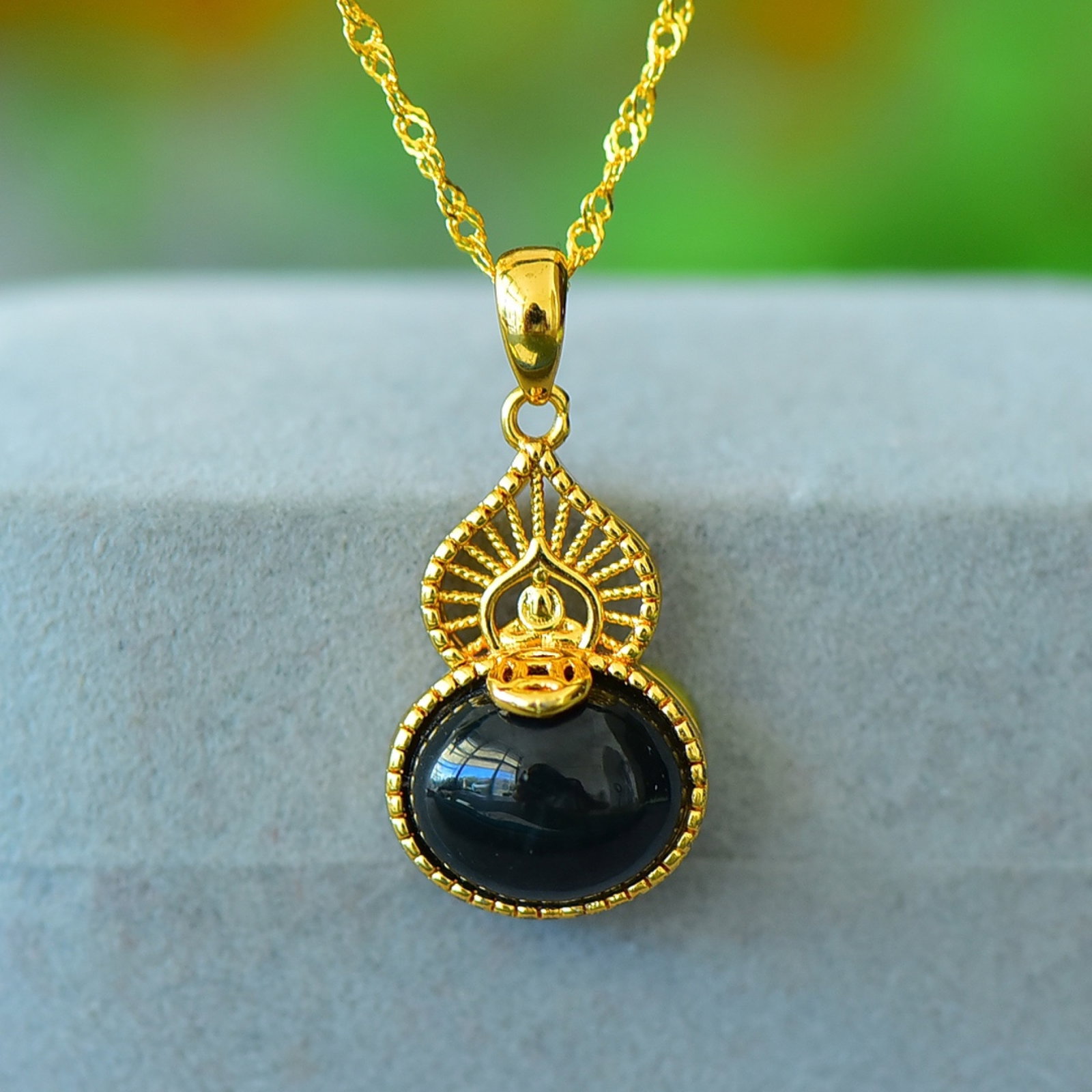 An Exquisite Bronze-Gold Plated Inlaid Green Jade Gourd Necklace: An Exquisite Bronze-Gold Plated Inlaid Green Jade Gourd Necklace,Size:9mmx11mm 铜镀金镶青玉葫芦项链