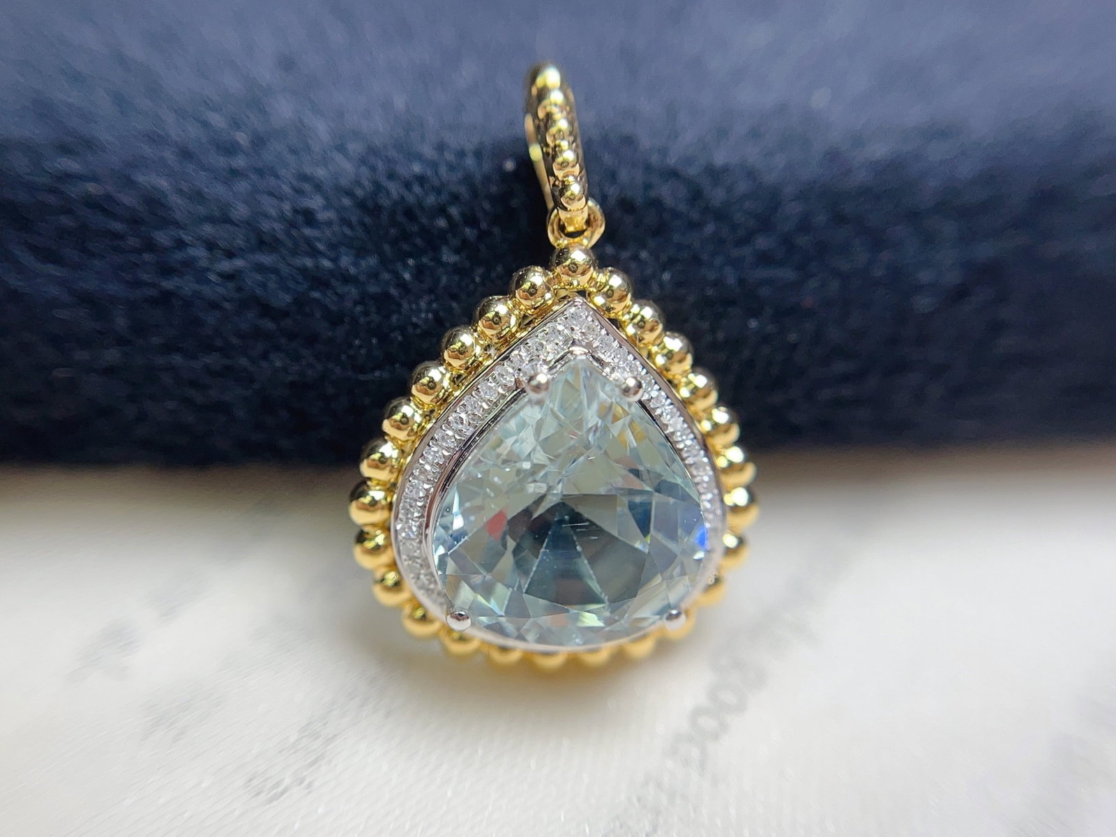 A Exquisite 18k Gold Inlaid 4.50ct Natural Aquamarine Pendant,Inlaid Diamond: A Exquisite 18k Gold Inlaid 4.50ct Natural Aquamarine Pendant,Inlaid Diamond,Total Weight:2.72g 18k金镶 4.50ct 天然海蓝宝吊坠,嵌钻