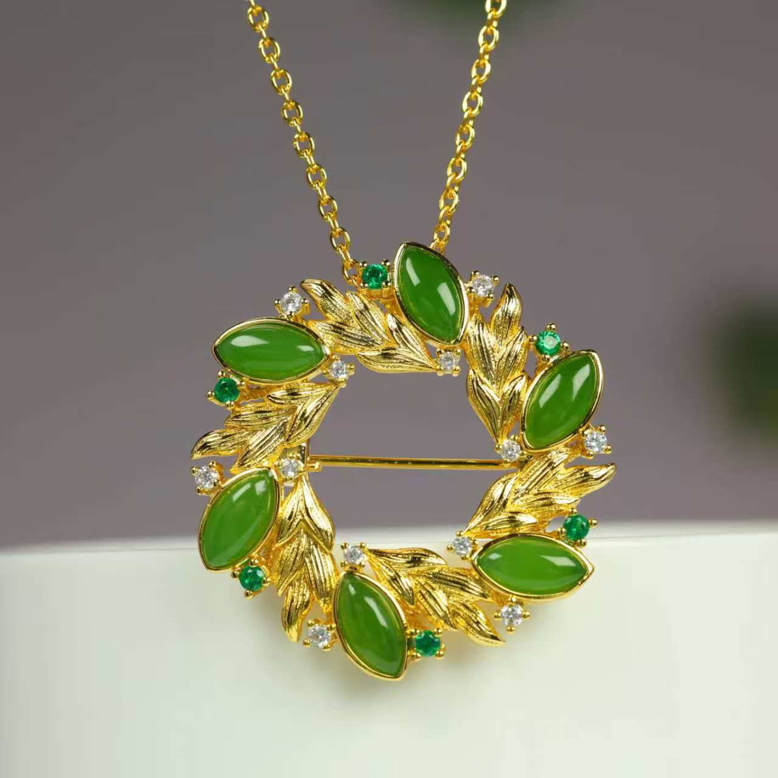 An Exquisite Bronze-Gold Plated Inlaid Jasper Flower Brooch,Inlaid Diamond: An Exquisite Bronze-Gold Plated Inlaid Jasper Flower Brooch,Inlaid Diamond,Size:4mmx8mm 铜镀金镶碧玉花卉胸针,嵌钻石