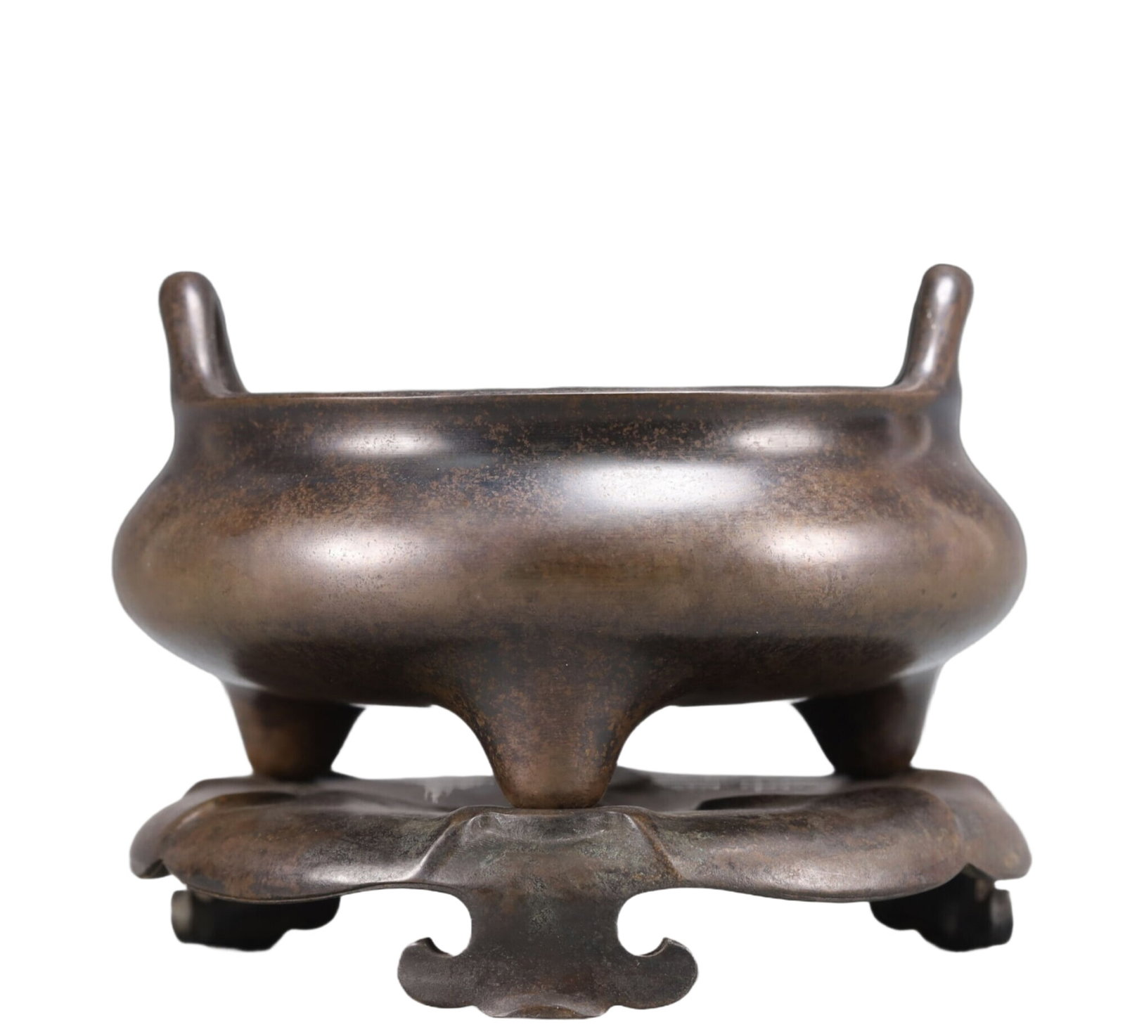 An Exquisite Bronze Double-Ears and Tripod Censer,With Base: An Exquisite Bronze Double-Ears and Tripod Censer,With Base ,Ming Dynasty, China,Xuande Six-character Mark,Size:6.3inx4.7in Weight:2500g 铜双耳三足香炉,४