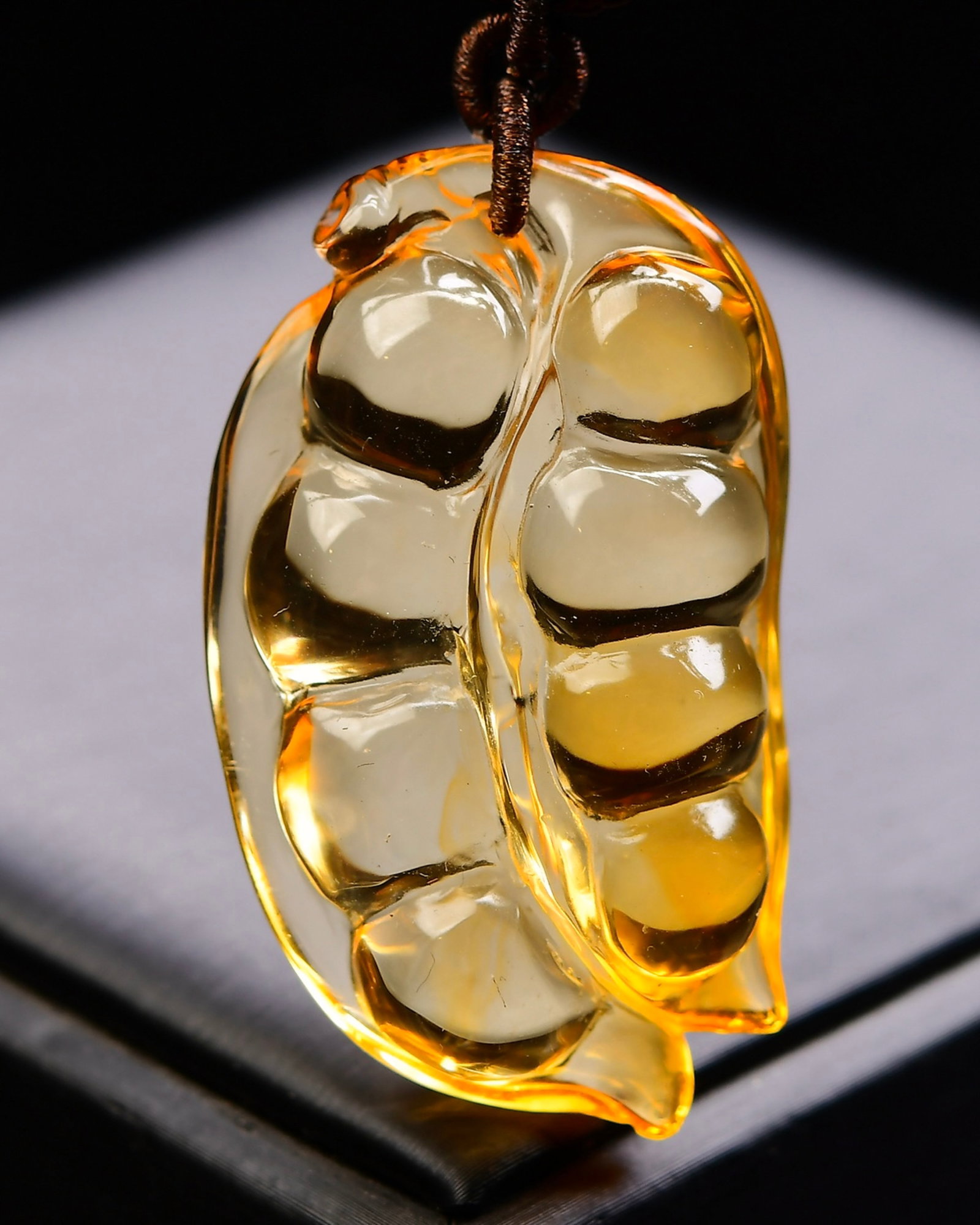 An Exquisite Crystal Pod Pendant: An Exquisite Crystal Pod Pendant,Size:50mmx30mmx16mm,Weight:33.7g 水晶豆荚吊坠