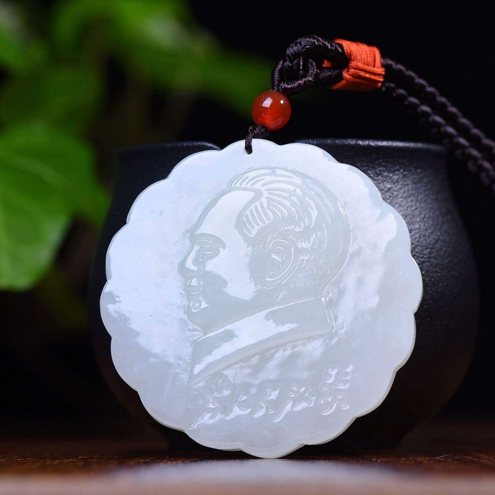 An Exquisite White Jade Figure Pattern Pendant: An Exquisite White Jade Figure Pattern Pendant,Size:50mmx50mm (寓意)和田玉精雕,毛主席挂件材质细腻,௙
