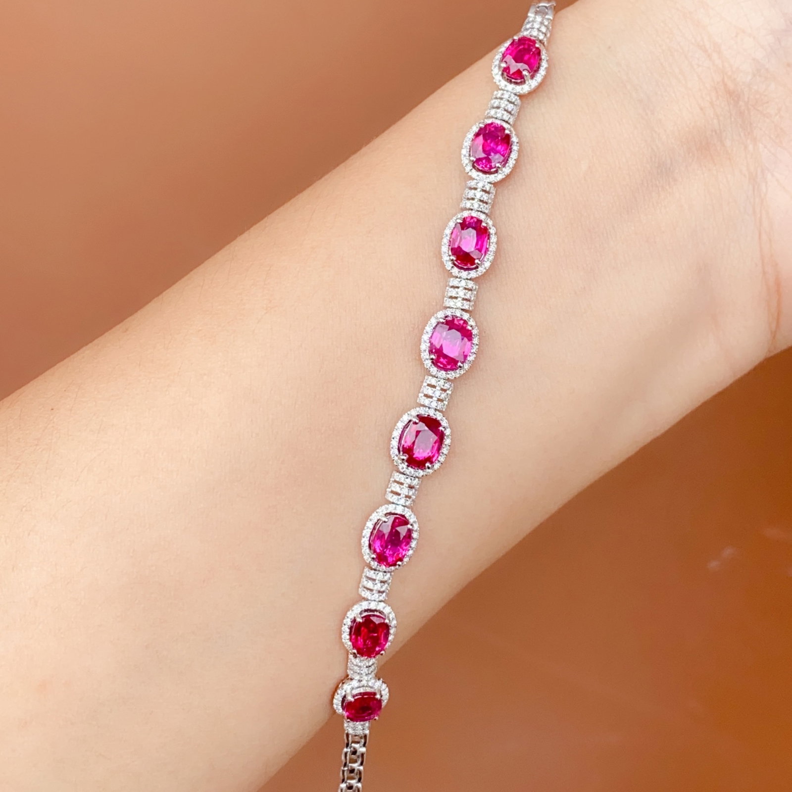 A Exquisite 18k Gold Inlaid 5.88ct Natural Ruby and 0.728ct Diamond Bracelets: A Exquisite 18k Gold Inlaid 5.88ct Natural Ruby and 0.728ct Diamond Bracelets,Total Weight:8.91g 18k金镶 5.88ct 天然红宝石和 0.728ct 钻石