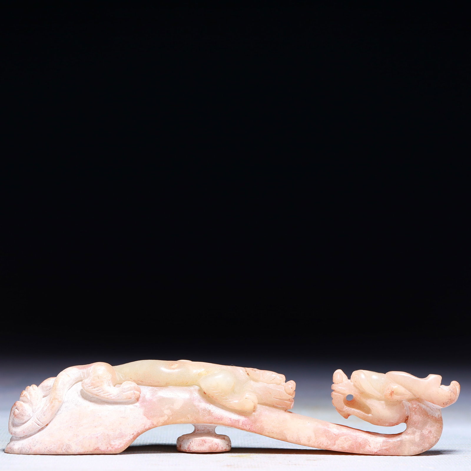 An Exquisite Archaic Jade Chi-Dragon Hook: An Exquisite Archaic Jade Chi-Dragon Hook,Ancient Time,China,Size:3.5inx2inx1.2in,Weight:87g 高古玉螭龙带钩中国远古时期