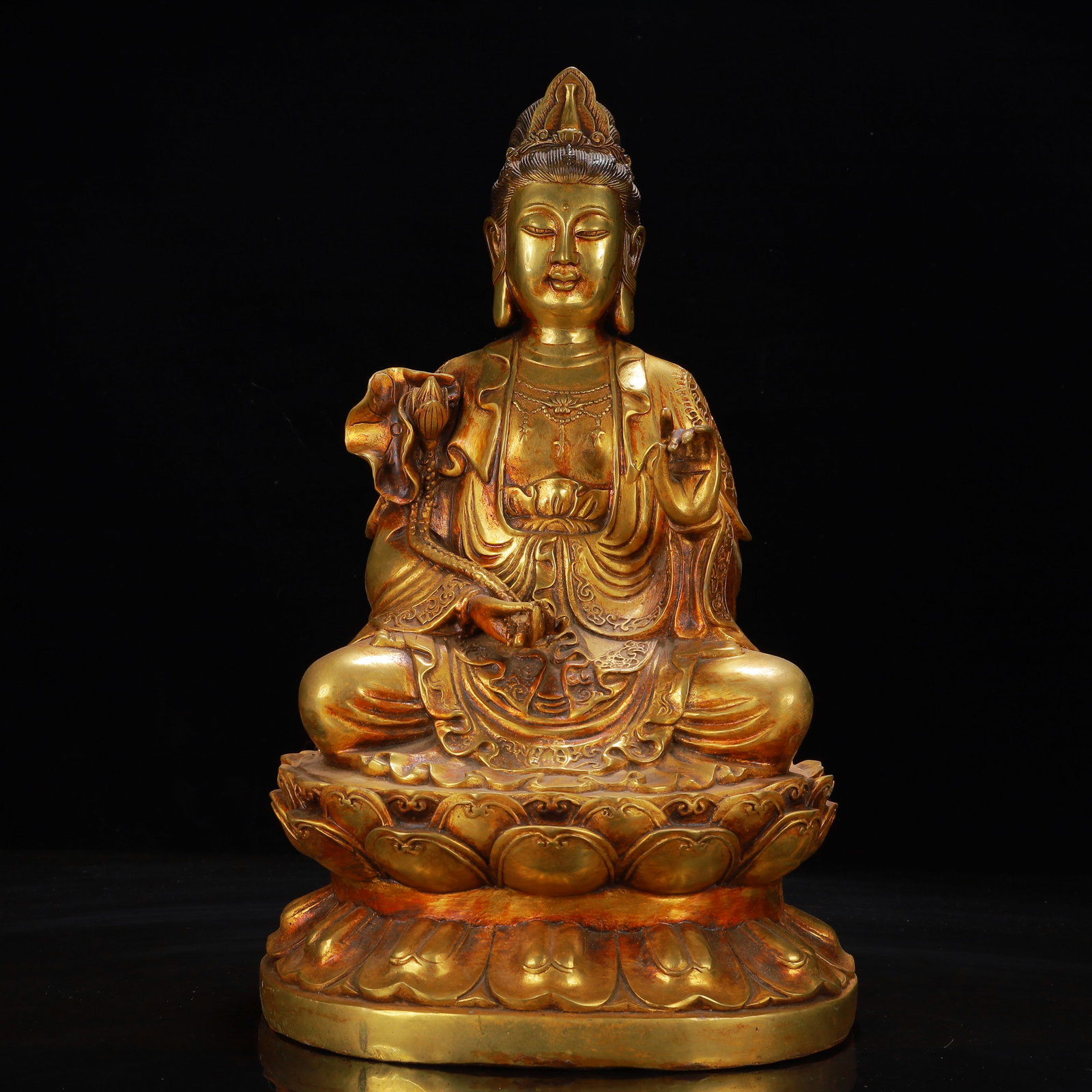 An Exquisite Gilt Bronze Statue of Avalokitesvara: An Exquisite Gilt Bronze Statue of Avalokitesvara,Ming Dynasty,China,Xuande Four-Character Mark,Size:8.7inx7.5inx13.8in,Weight:6850g 铜鎏金观音像,中国&#
