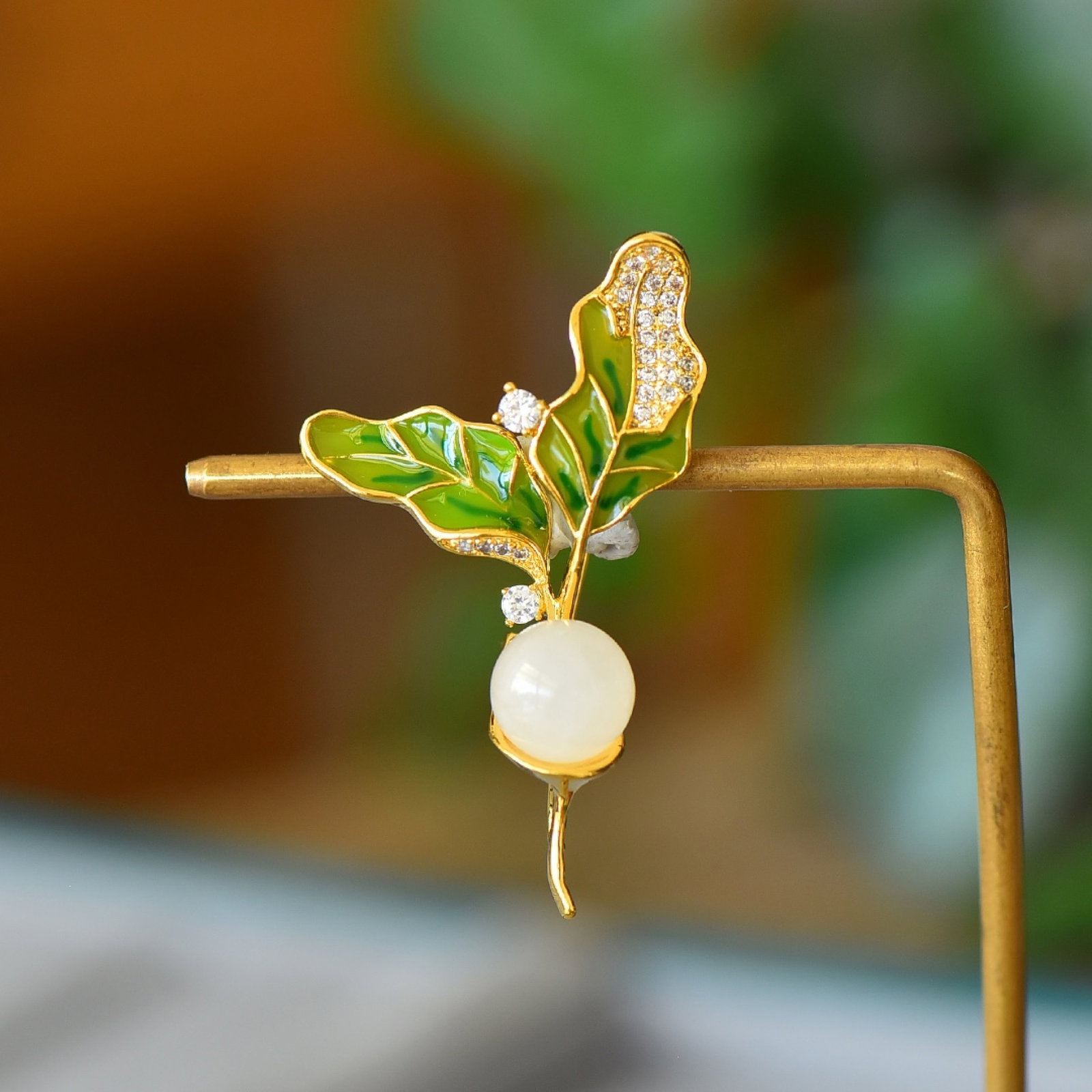 An Exquisite Bronze-Gold Plated Inlaid White Jade Brooch,Inlaid Diamond: An Exquisite Bronze-Gold Plated Inlaid White Jade Brooch,Inlaid Diamond,Size:10mmx10mm 铜镀金镶白玉胸针,嵌钻石