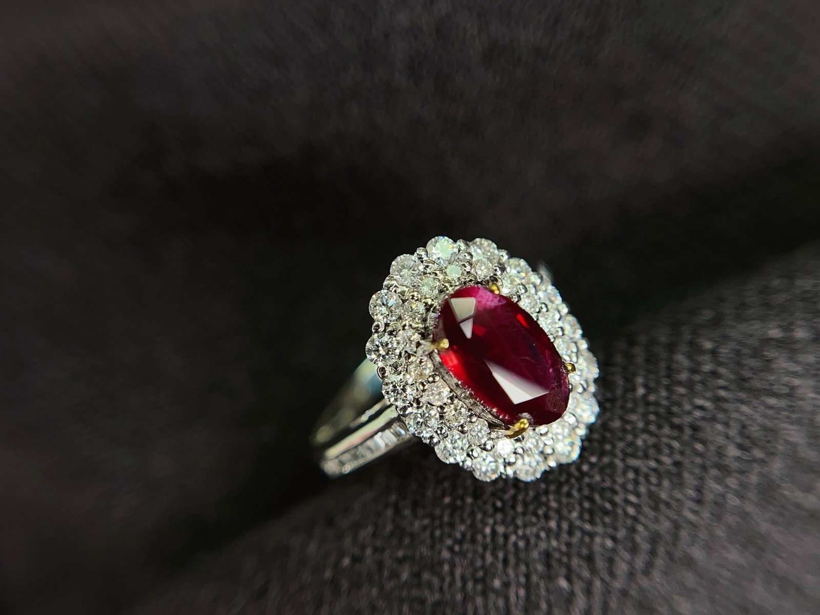 A Exquisite 18k Gold Inlaid 2.00ct Natural Ruby Ring,Inlaid Diamond: A Exquisite 18k Gold Inlaid 2.00ct Natural Ruby Ring,Inlaid Diamond,Total Weight:4.31g 18k金镶 2.00ct 天然红宝石戒指,嵌钻石