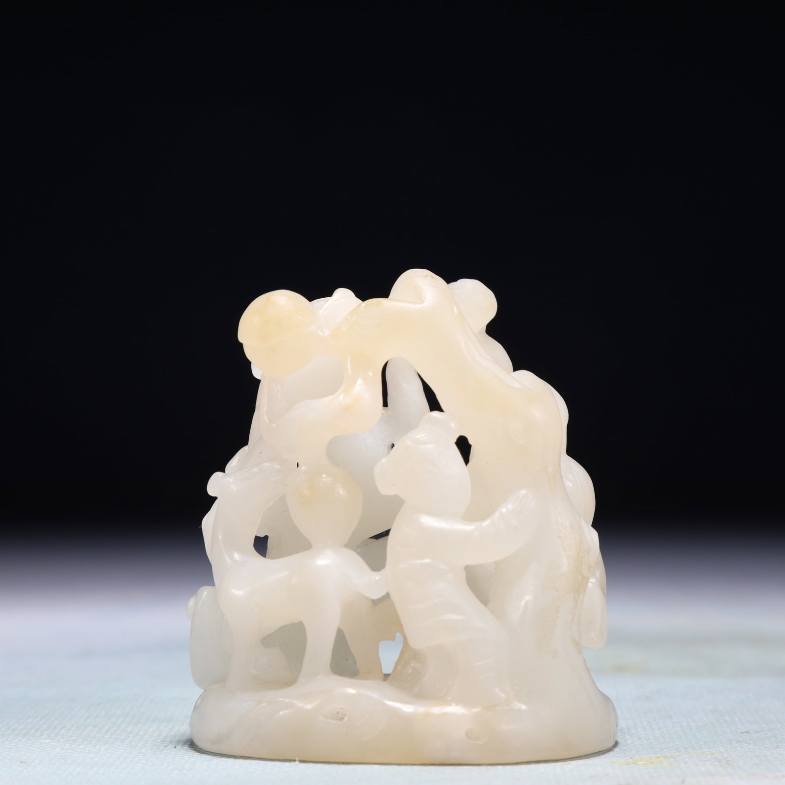 An Exquisite White Jade Figure Ornament: An Exquisite White Jade Figure Ornament,Qing Dynasty,China,Size:2.4inx2inx2.8in,Weight:166.6g 白玉人物摆件,中国清代
