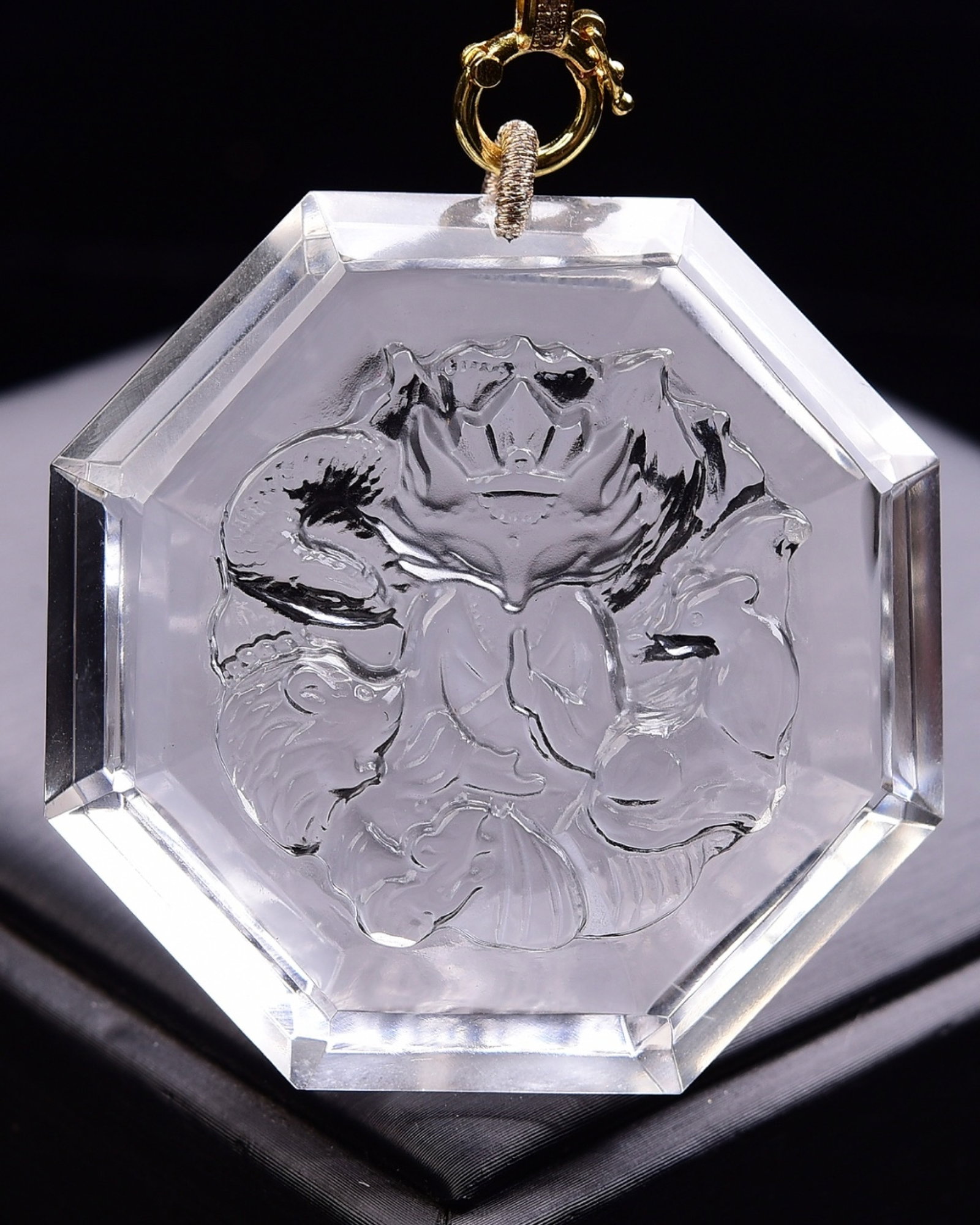 An Exquisite Crystal Nine-Tailed Fox Pattern Pendant: An Exquisite Crystal Nine-Tailed Fox Pattern Pendant,Size:56mmx56mmx14m,Weight:99.4g 水晶九尾狐纹吊坠