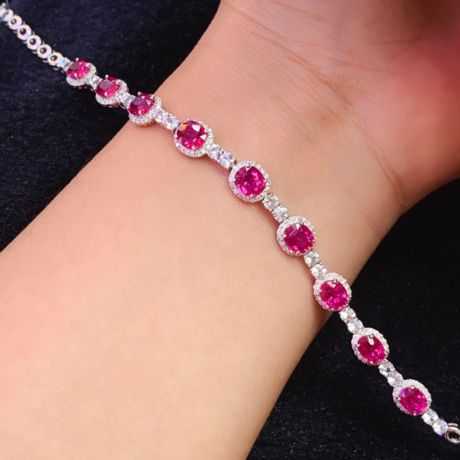 A Exquisite 18k Gold Inlaid 6.6.0ct Natural Ruby Bracelets,Inlaid Diamond: A Exquisite 18k Gold Inlaid 6.6.0ct Natural Ruby Bracelets,Inlaid Diamond,Total Weight:8.19g 18k金镶 6.6.0ct 天然红宝石手链,嵌钻௾