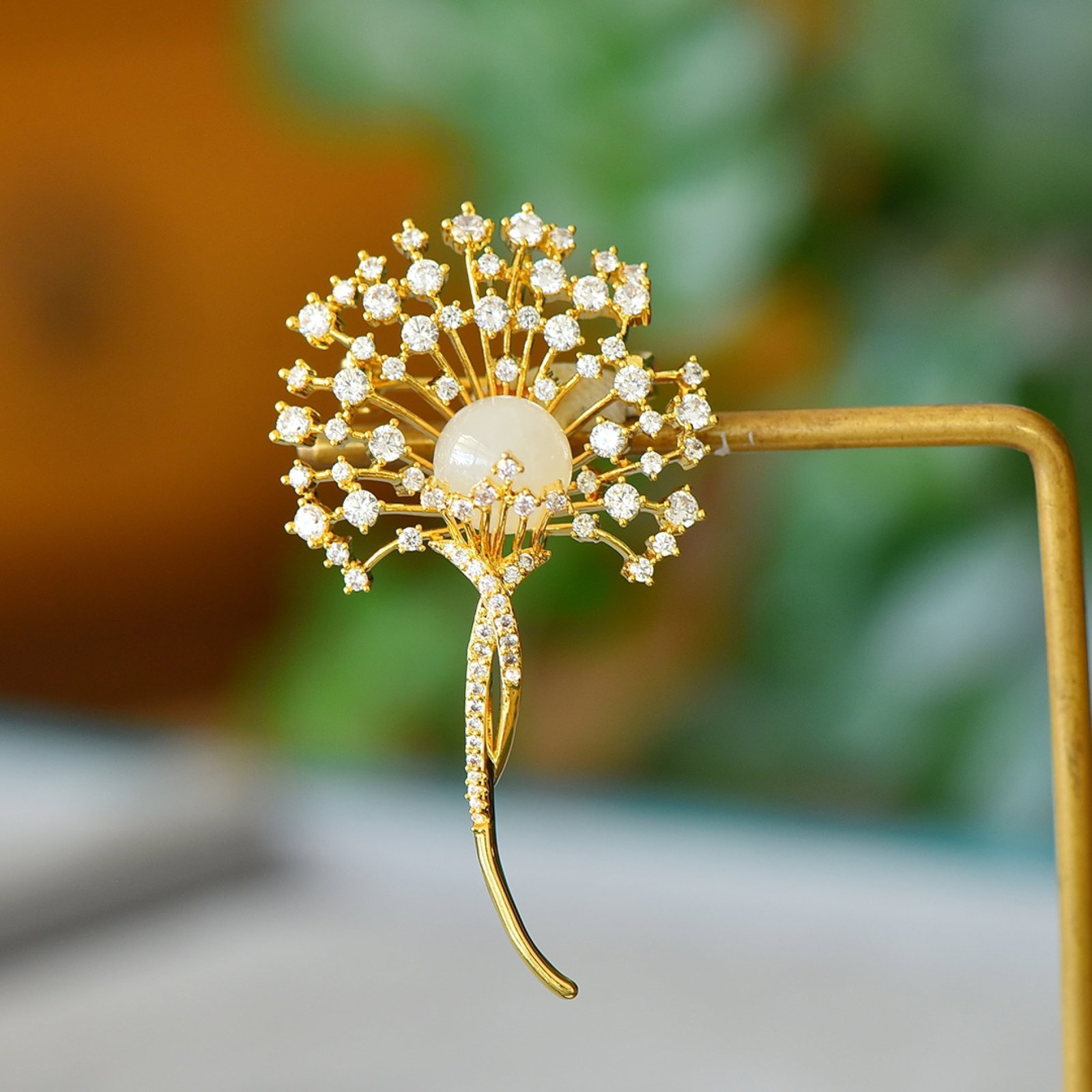 An Exquisite Bronze-Gold Plated Inlaid White Jade Brooch,Inlaid Diamond: An Exquisite Bronze-Gold Plated Inlaid White Jade Brooch,Inlaid Diamond,Size:10mmx10mm 铜镀金镶白玉胸针,嵌钻石