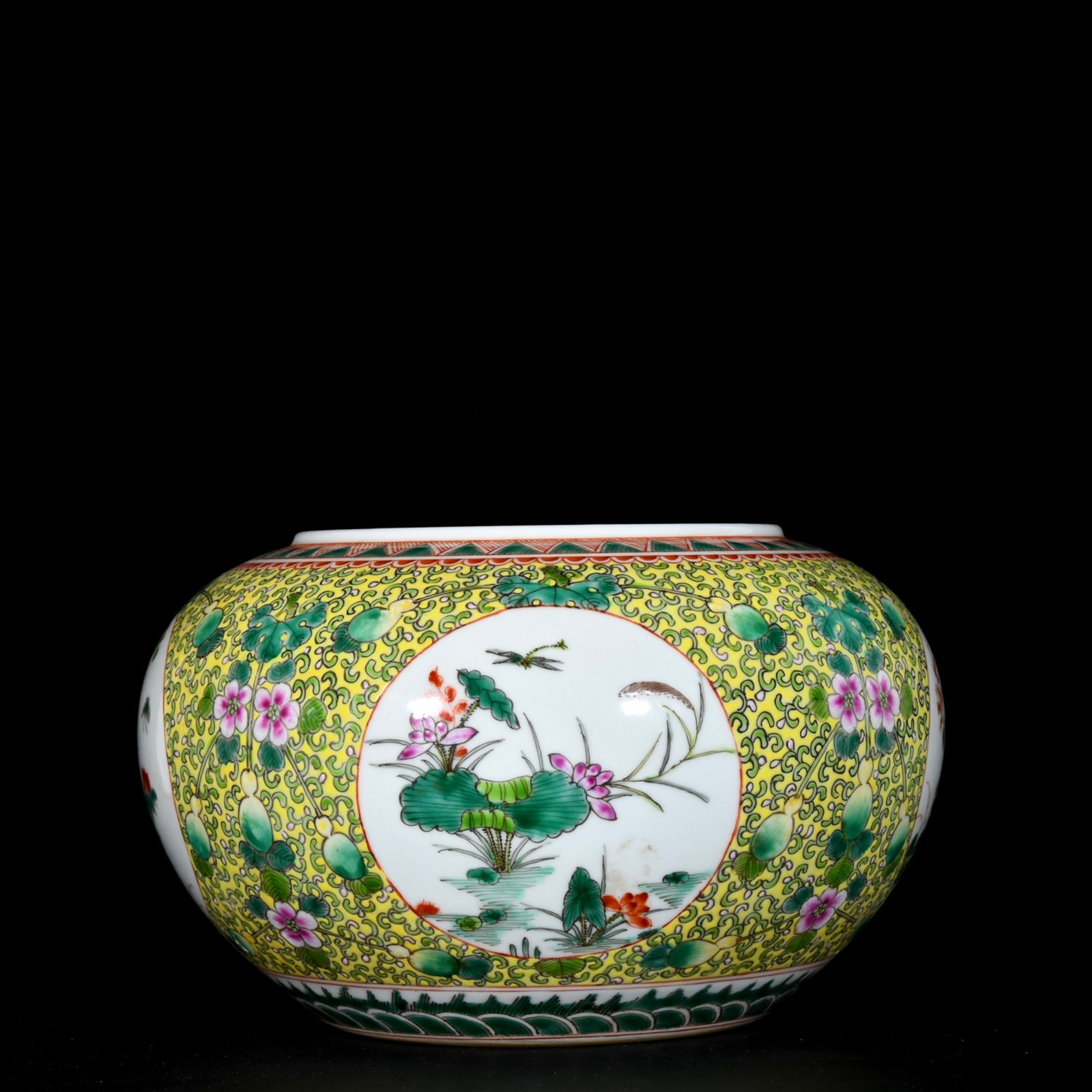 An Exquisite Famille-Rose Flower Pattern Brush Washer: An Exquisite Famille-Rose Flower Pattern Brush Washer,Qing Dynasty, China,Guangxu Six-character Mark,Size:6.3inx10.6in 粉彩花卉纹笔洗,中国清