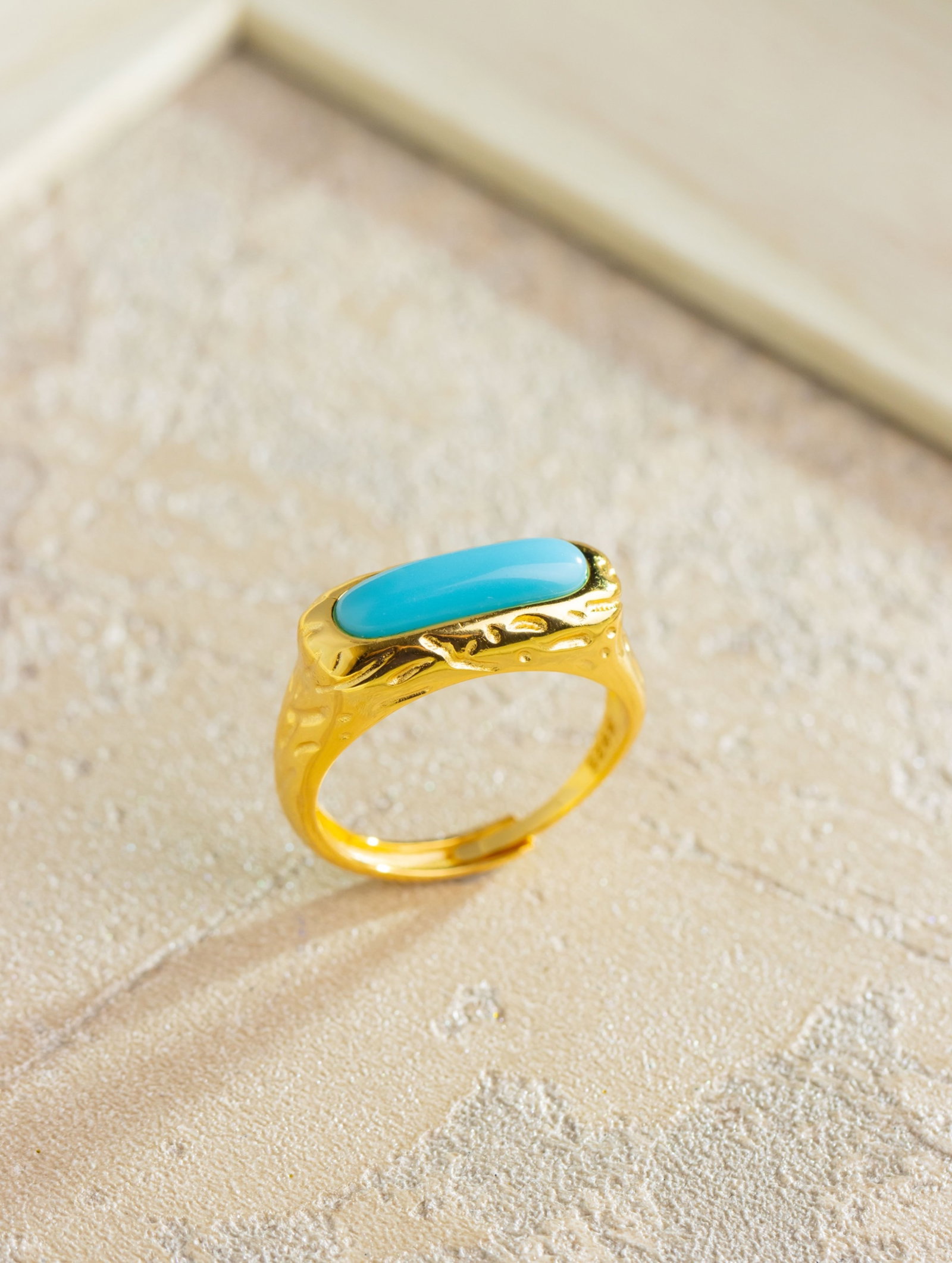 An Exquisite Sterling Silver-Gold Plated Inlaid Turquoise Ring: An Exquisite Sterling Silver-Gold Plated Inlaid Turquoise Ring 纯银镀金镶绿松石戒指