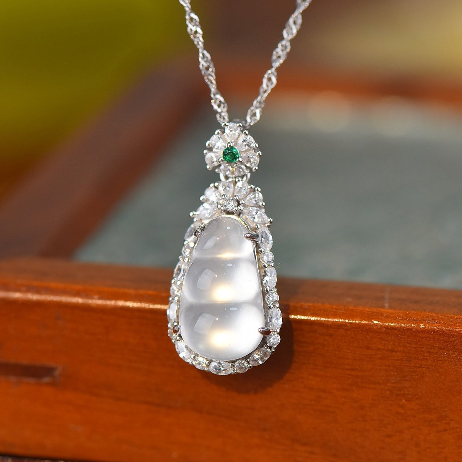 An Exquisite Sterling Silver Inlaid White Jade Necklace,Inlaid Diamond: An Exquisite Sterling Silver Inlaid White Jade Necklace,Inlaid Diamond,Size:10mmx16mm 纯银镶白玉项链,嵌钻石