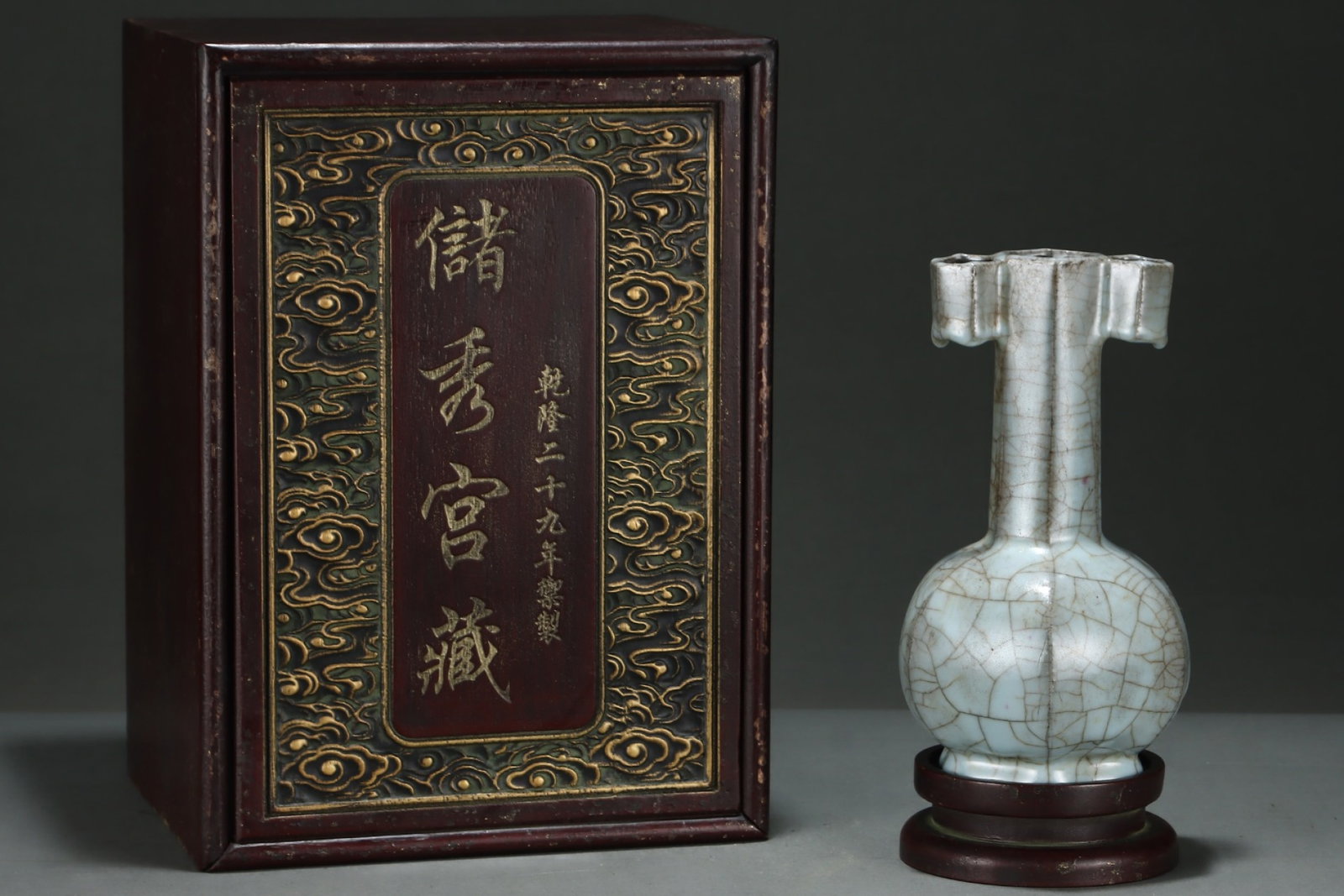 An Exquisite Guan yao Double-Ears Vase,with an Imperial Poem by Emperor Qianlong: An Exquisite Guan yao Double-Ears Vase,with an Imperial Poem by Emperor Qianlong,Song Dynasty,China,Size:8.8inx4.9in 官窑双耳瓶,带乾隆御题&#
