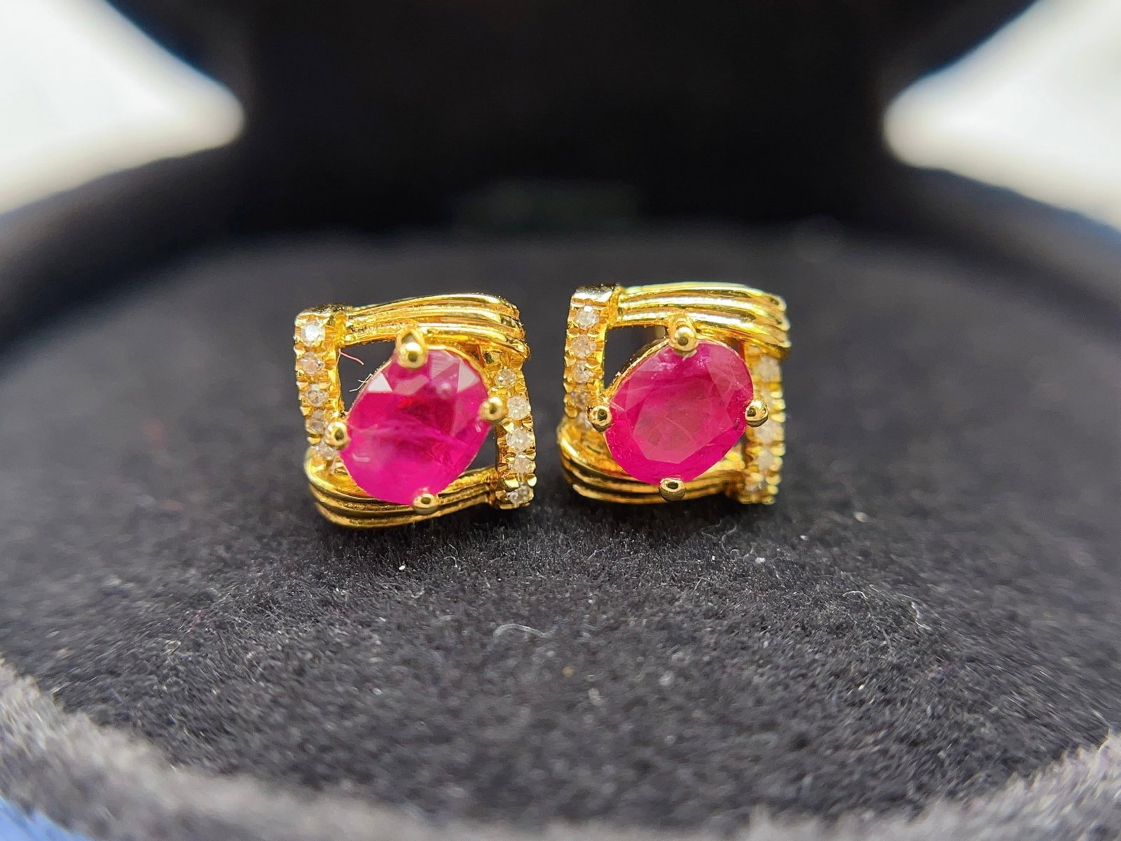 A Pair of Exquisite 18k Gold Inlaid 1.00ct Natural Ruby Earrings,Inlaid Diamond: A Pair of Exquisite 18k Gold Inlaid 1.00ct Natural Ruby Earrings,Inlaid Diamond,Total Weight:1.29g 一对18k金镶 1.00ct 天然红宝石耳钉,&