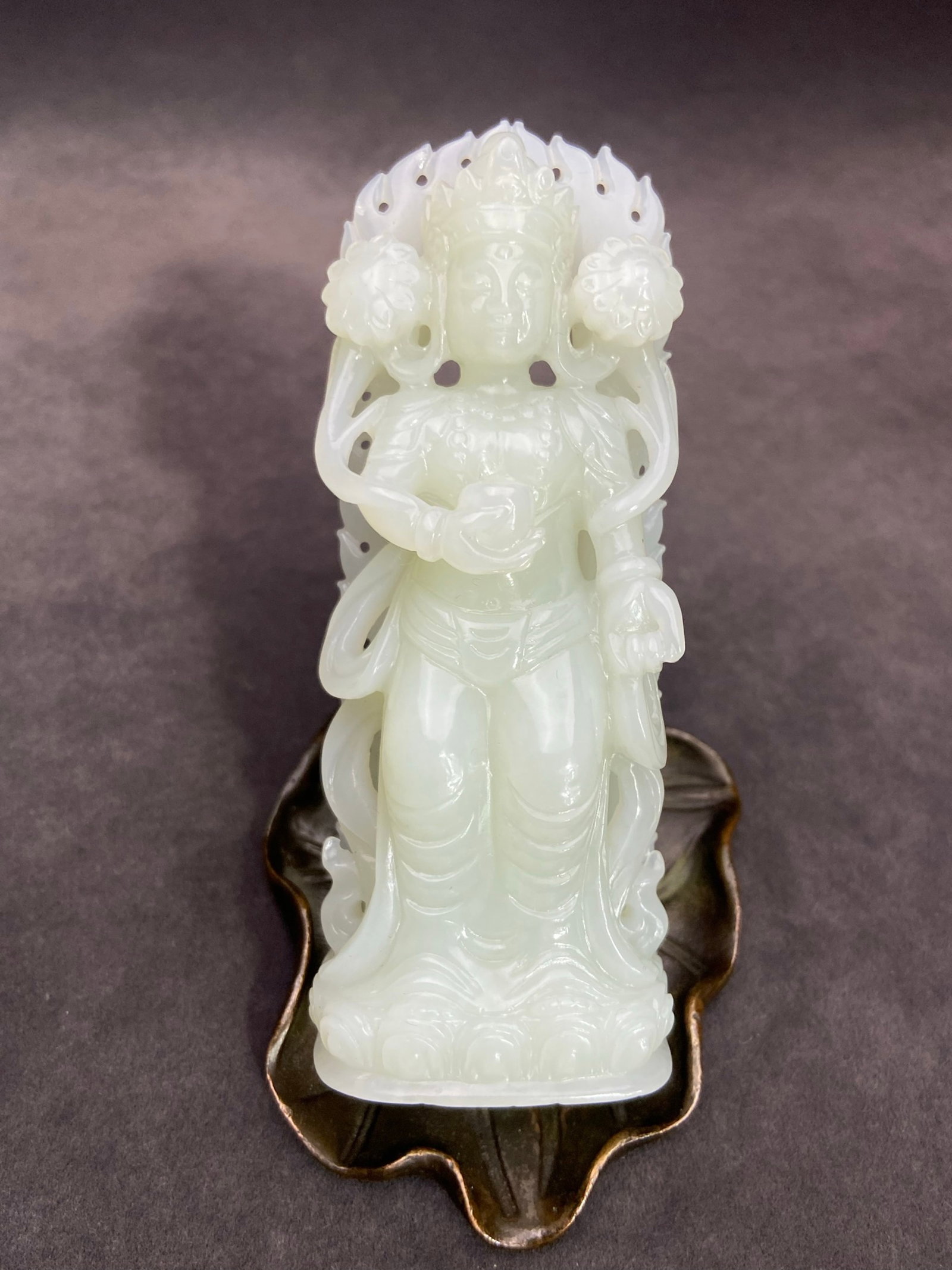 An Exquisite White Jade Statue of Avalokitesvara Ornament: An Exquisite White Jade Statue of Avalokitesvara Ornament,Qing Dynasty,China,Size:103mmx40mmx26.8mm,Weight:134g 白玉观音像摆件,中国清代