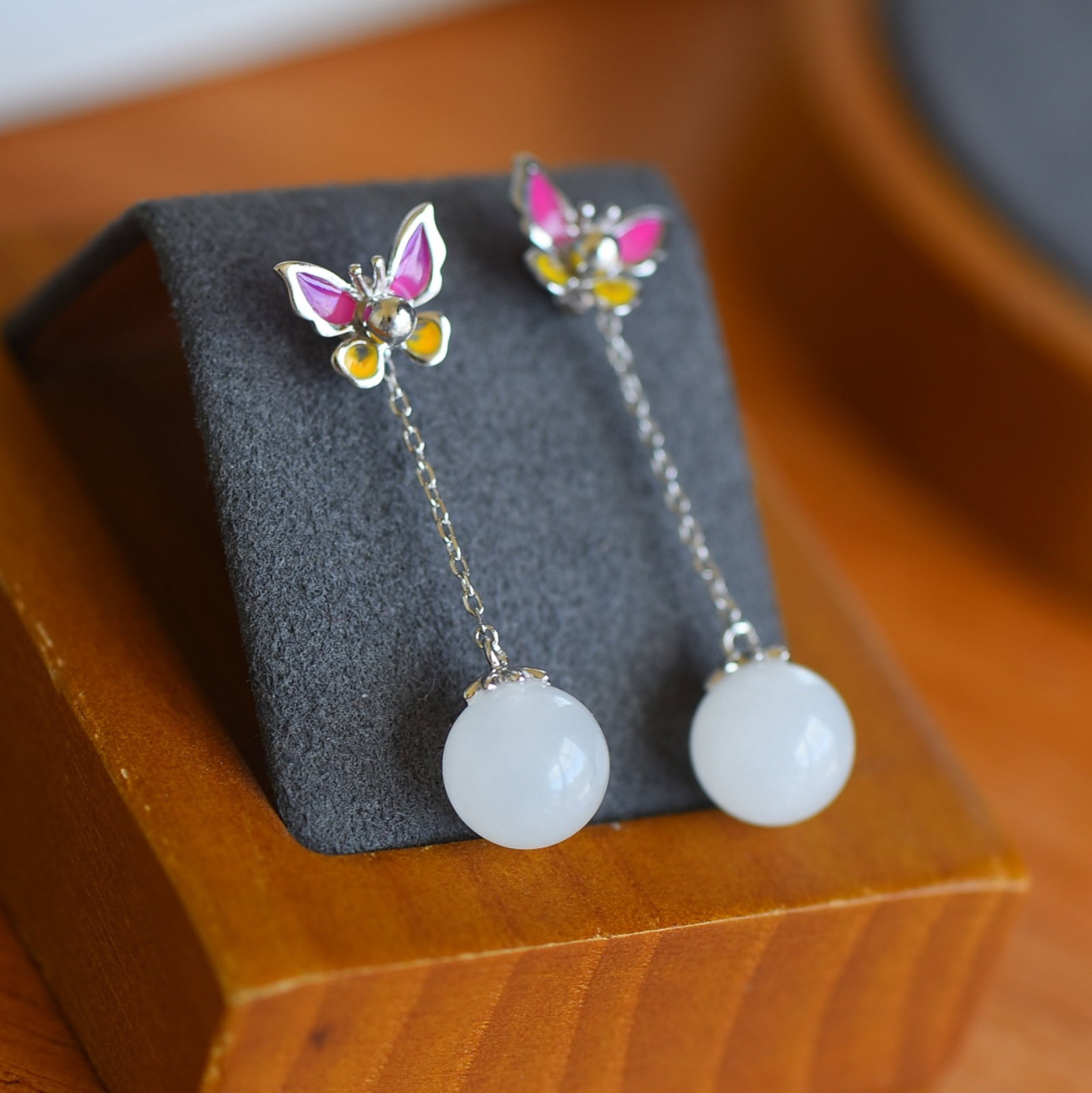 A Pair of Exquisite Sterling Silver Inlaid White Jade Earrings: A Pair of Exquisite Sterling Silver Inlaid White Jade Earrings,Size:10mmx10mm 一对纯银镶白玉耳环