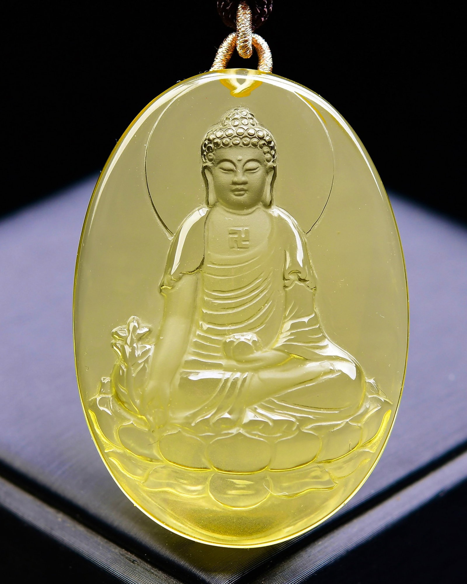 An Exquisite Crystal Statue of Medicine Buddha Pattern Pendant: An Exquisite Crystal Statue of Medicine Buddha Pattern Pendant,Size:56mmx41mmx14mm,Weight:55.3g 寓意事事如意,康乐吉祥,平安໳