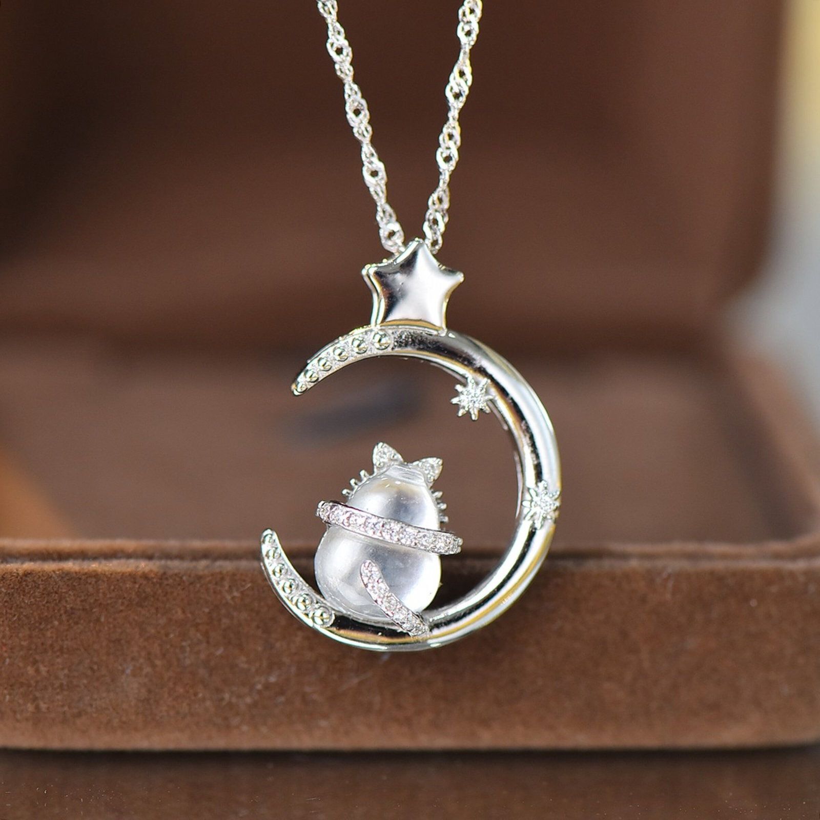 An Exquisite Sterling Silver Inlaid White Jade Necklace,Inlaid Diamond: An Exquisite Sterling Silver Inlaid White Jade Necklace,Inlaid Diamond,Size:8mmx10mm 纯银镶白玉项链,嵌钻石