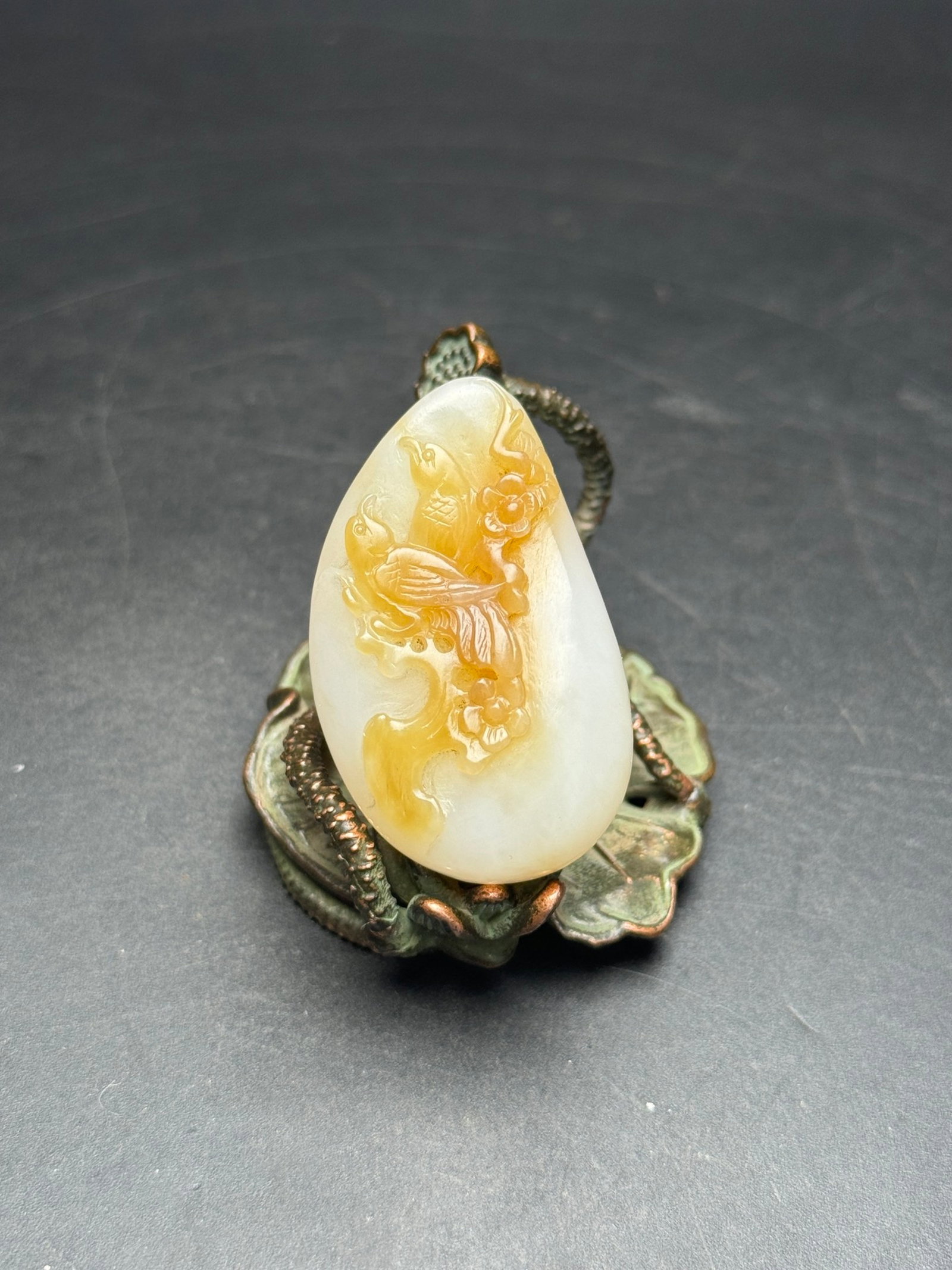 An Exquisite White Jade Flower and Bird Pattern Pendant: An Exquisite White Jade Flower and Bird Pattern Pendant,Qing Dynasty,China,Size:28mmx46mmx15mm,Weight:30g 白玉花鸟纹挂件,中国清代