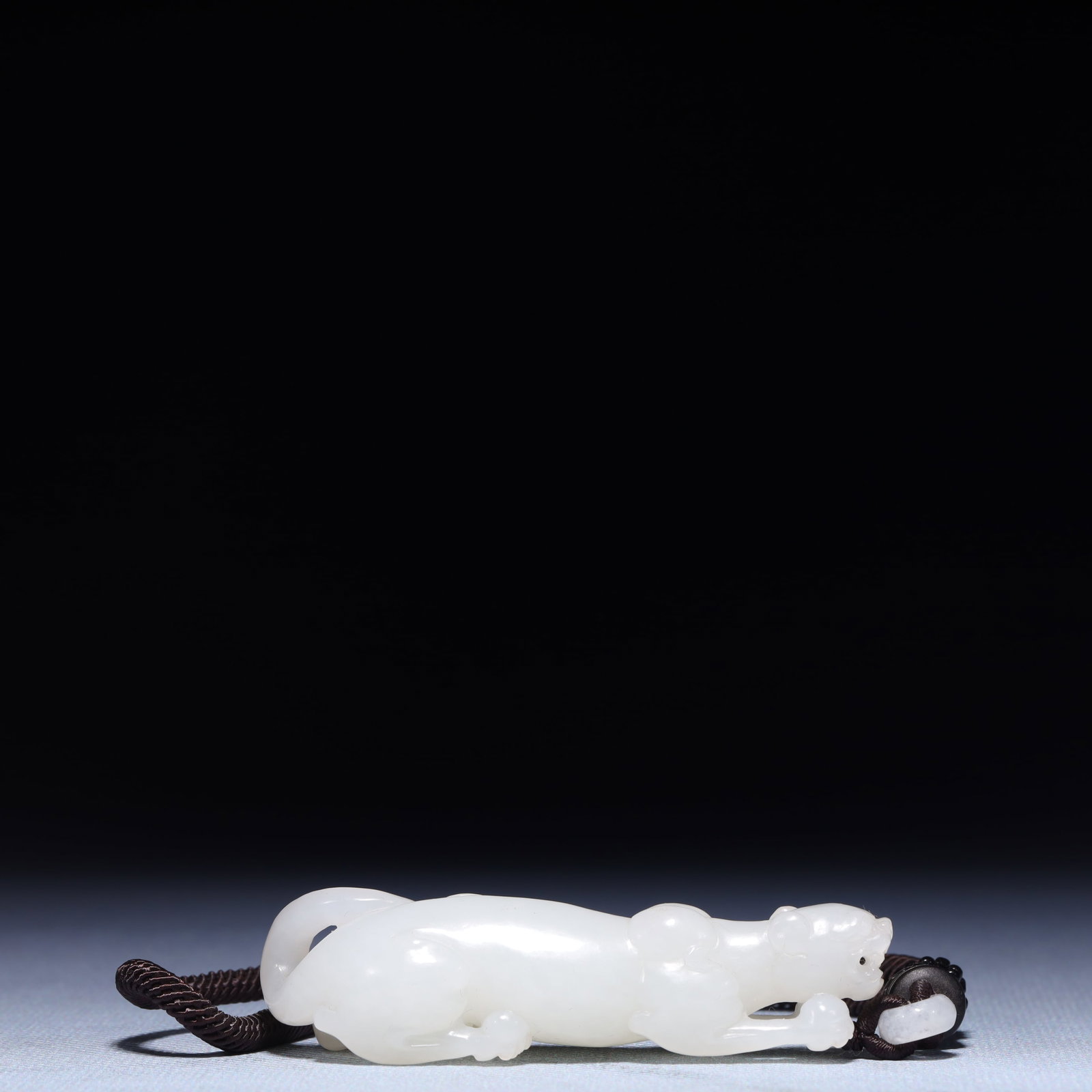 An Exquisite White Jade Beast Ornament: An Exquisite White Jade Beast Ornament,Qing Dynasty,China,Size:3inx0.8inx0.6in,Weight:48g 白玉兽摆件,中国清代