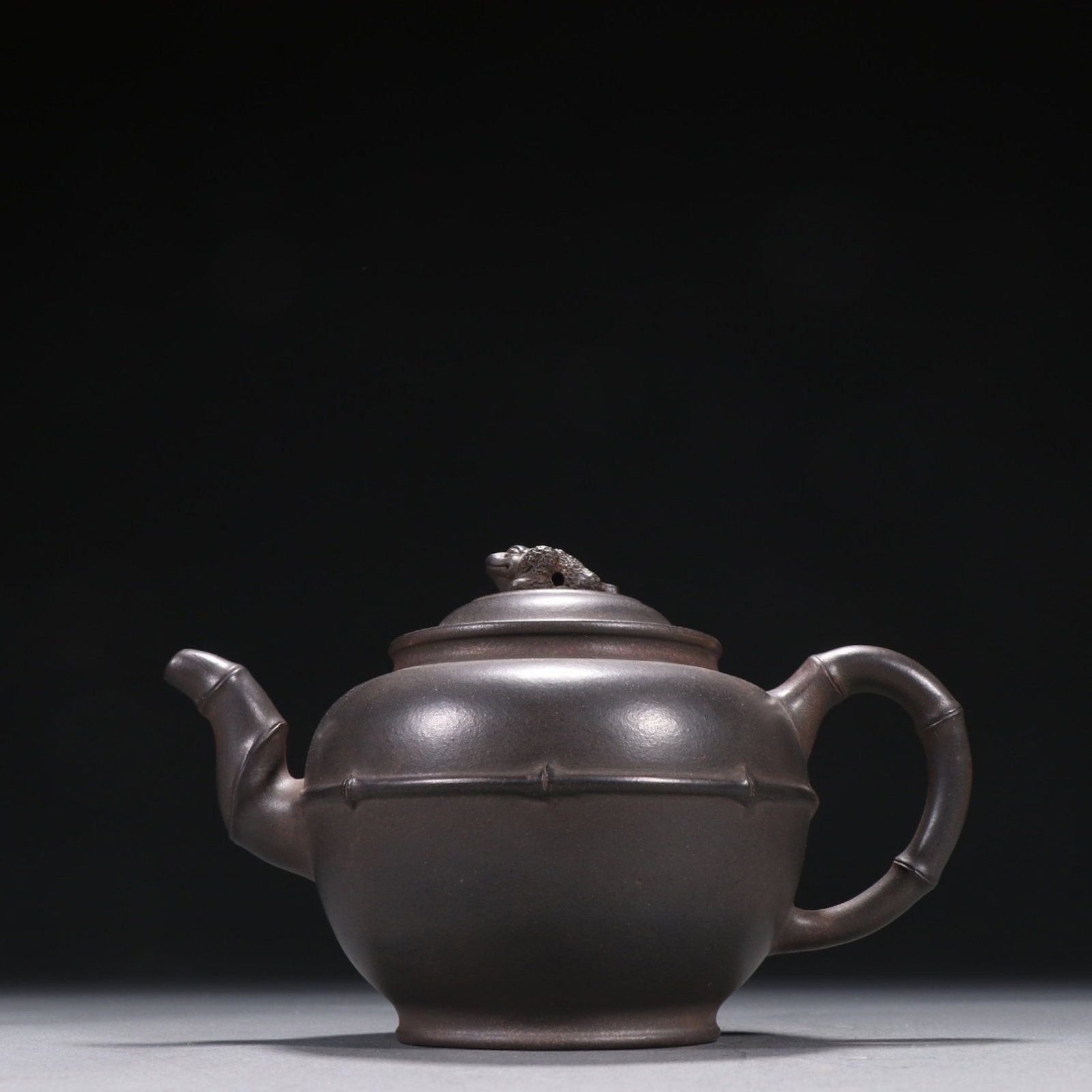 A Rare Purple Sands Golden Toad Pattern Teapot: A Rare Purple Sands Golden Toad Pattern Teapot,Qing Dynasty,China,Shao Chunlai Mark,Size:4.7inx7.4in 紫砂金蟾纹茶壶,中国清代,邵&