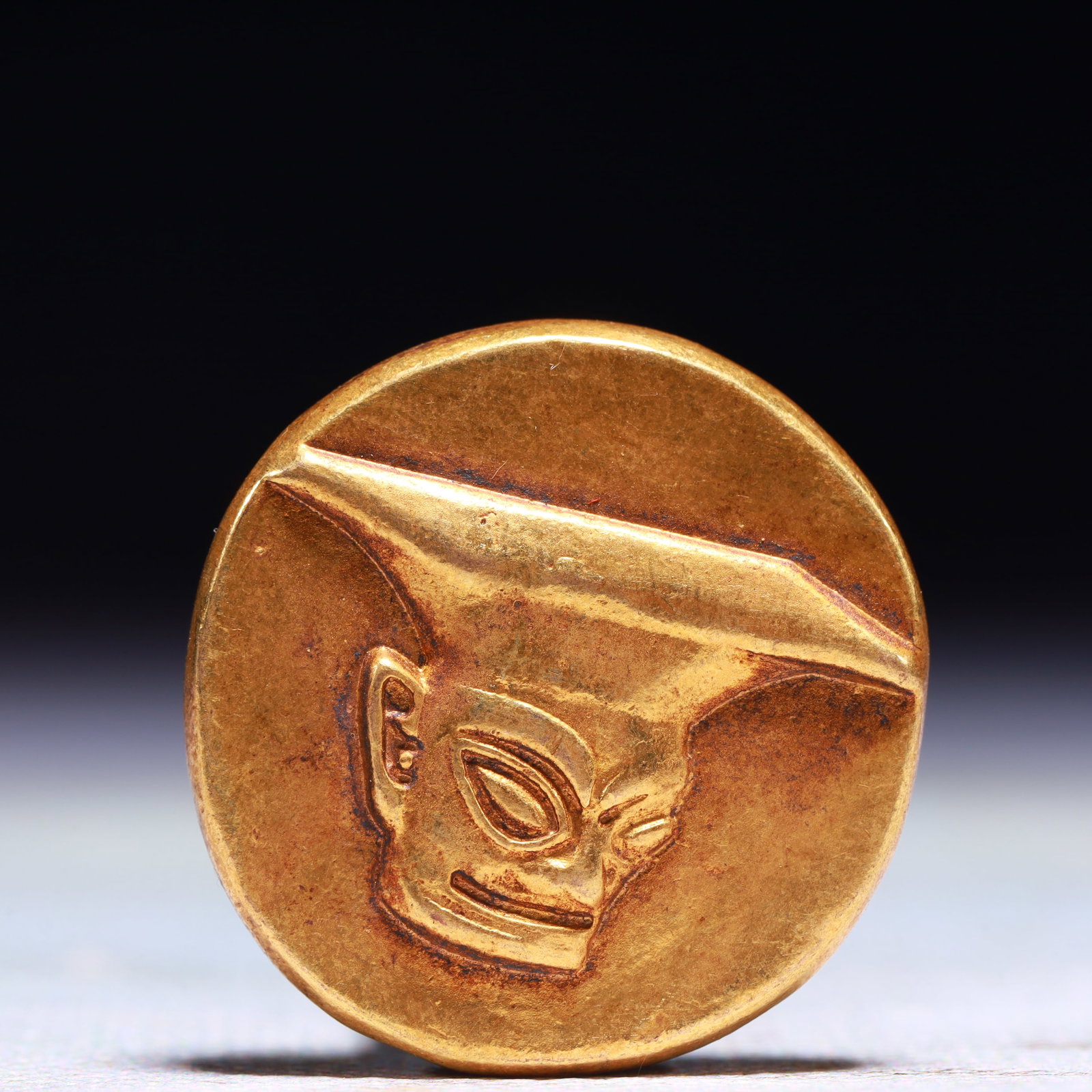 An Exquisite Gilt Bronze Cash Coin: An Exquisite Gilt Bronze Cash Coin,Shang Dynasty,China,Size:1.2in,Weight:30.6g 铜鎏金钱币,中国商代
