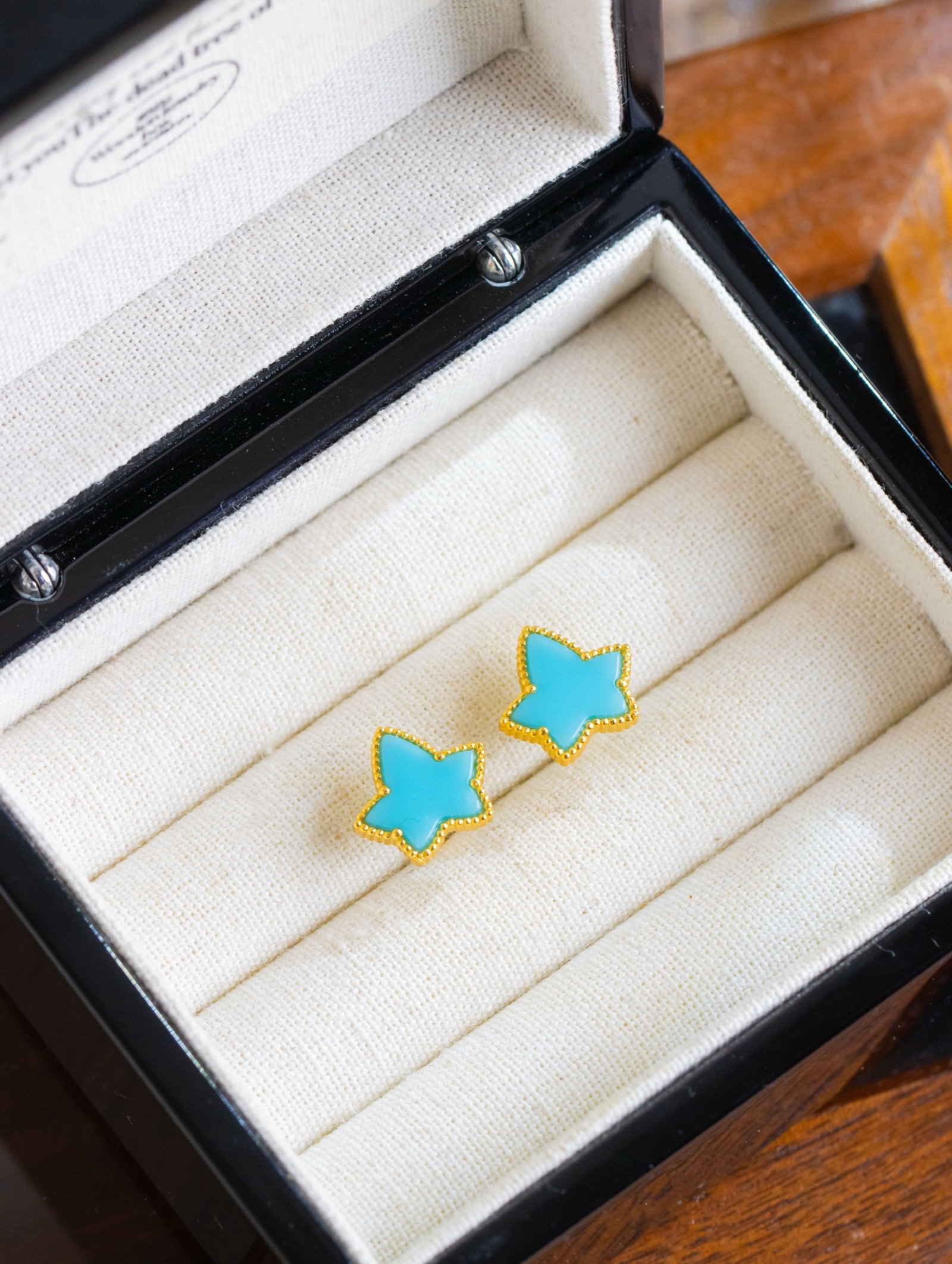 A Pair of Exquisite Sterling Silver-Gold Plated Inlaid Turquoise Earrings: A Pair of Exquisite Sterling Silver-Gold Plated Inlaid Turquoise Earrings 一对纯银镀金镶绿松石耳钉