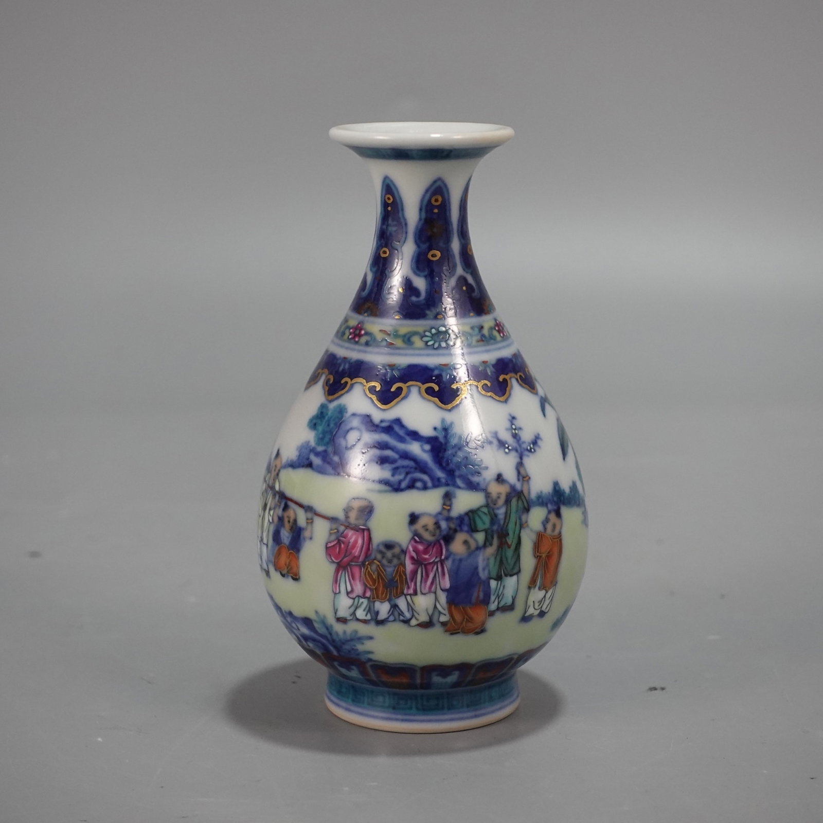 An Exquisite Blue and White Doucai Figure Pattern Vase: An Exquisite Blue and White Doucai Figure Pattern Vase,Qing Dynasty,China,Qianlong Six-character Mark,Size:4.4inx2.5in 青花斗彩人物纹瓶,中国