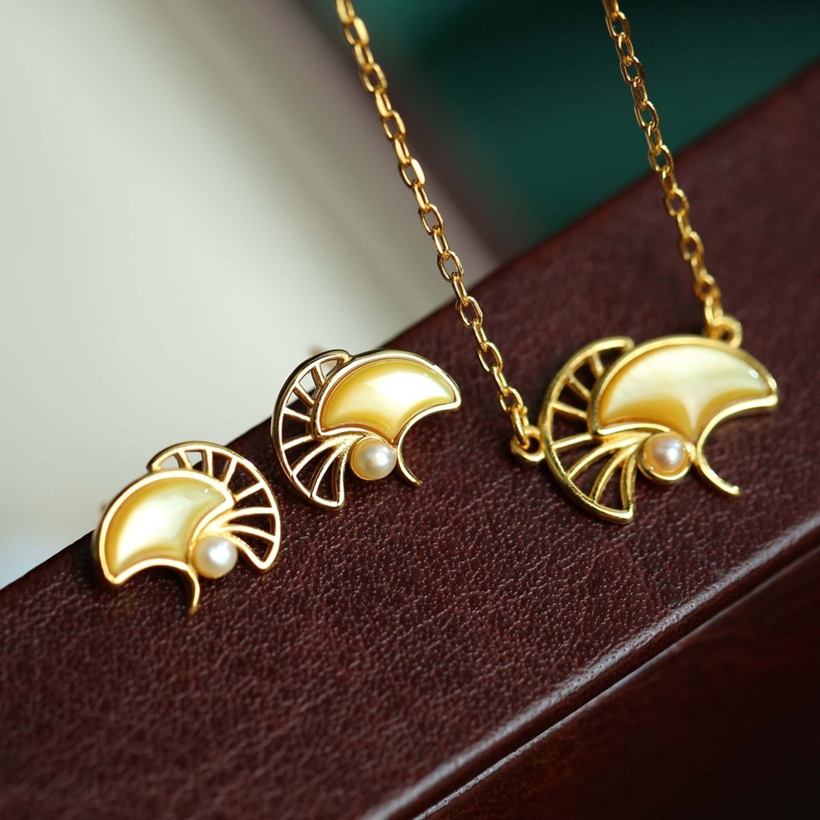 A Set of Fine Sterling Silver-Gold Plated Inlaid Shell Jewelrys,Inlaid Pearls: A Set of Fine Sterling Silver-Gold Plated Inlaid Shell Jewelrys,Inlaid Pearls,Size:(Earrings)9.8mmx11.2mmx2.6mm,(Pendant)12.4mmx15.8mmx2.6mm,Total Weight:3.65g 一套纯银镀