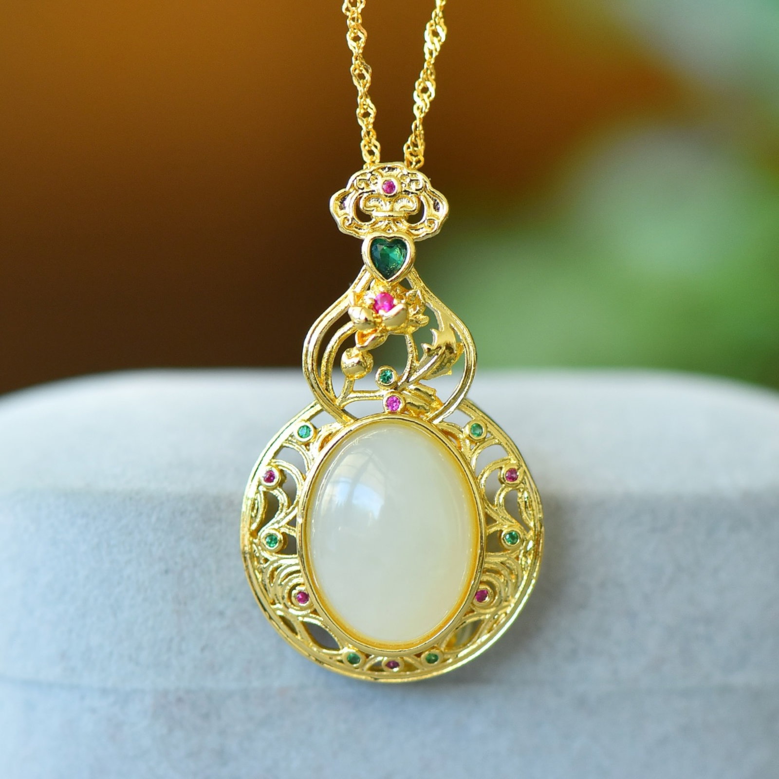 An Exquisite Bronze-Gold Plated Inlaid White Jade Gourd Necklace,Inlaid Gems: An Exquisite Bronze-Gold Plated Inlaid White Jade Gourd Necklace,Inlaid Gems,Size:12mmx16mm 铜镀金镶白玉葫芦项链,嵌宝石