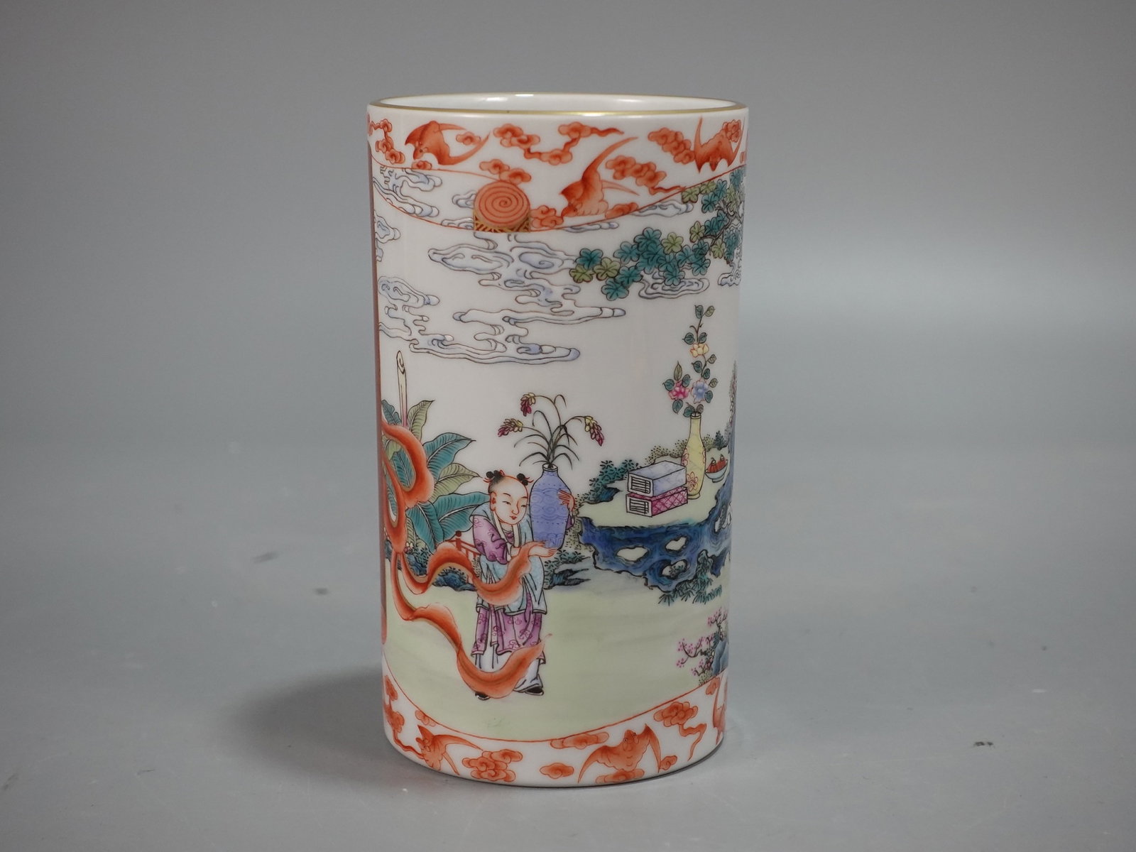 An Exquisite Famille-Rose Iron-Red Painted Gold Figure Pattern Brush Pot: An Exquisite Famille-Rose Iron-Red Painted Gold Figure Pattern Brush Pot,Qing Dynasty,China,Qianlong Six-character Mark,Size:4.8inx2.8in 粉彩矾红釉描金人