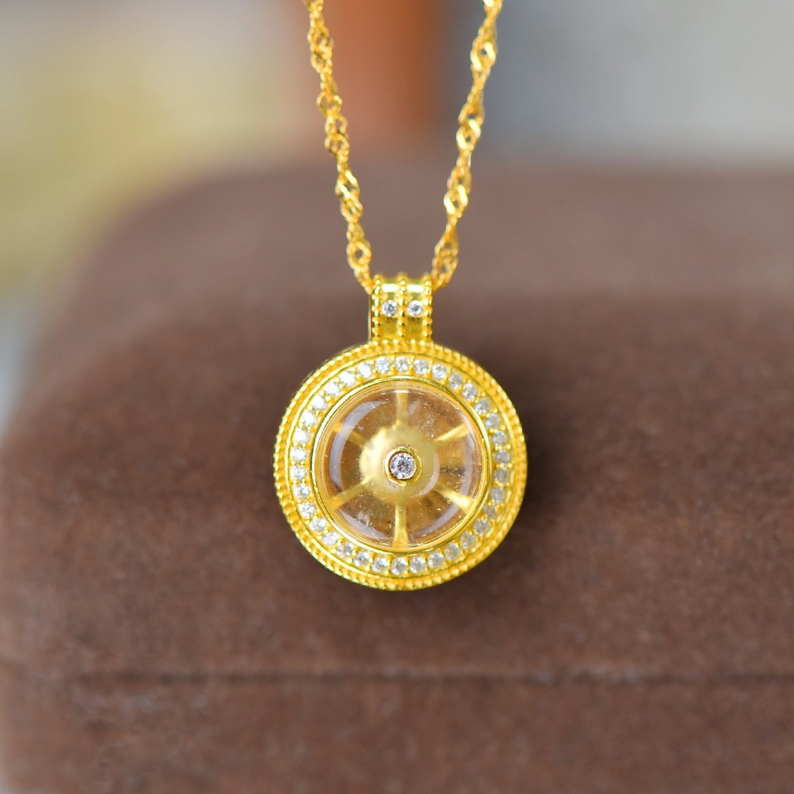 An Exquisite Sterling Silver-Gold Plated Inlaid White Jade Necklace,Inlaid Diamond: An Exquisite Sterling Silver-Gold Plated Inlaid White Jade Necklace,Inlaid Diamond,Size:10mmx10mm 纯银镀金镶白玉项链,嵌钻石