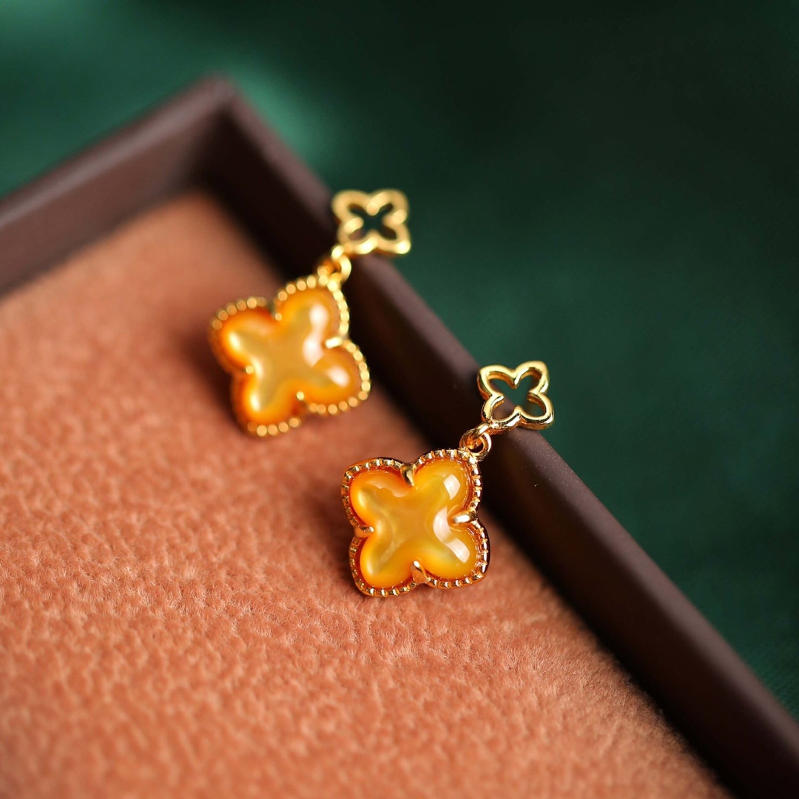 A Pair of Exquisite Sterling Silver-Gold Plated Inlaid Shell Earrings: A Pair of Exquisite Sterling Silver-Gold Plated Inlaid Shell Earrings 一对纯银镀金镶贝壳耳环