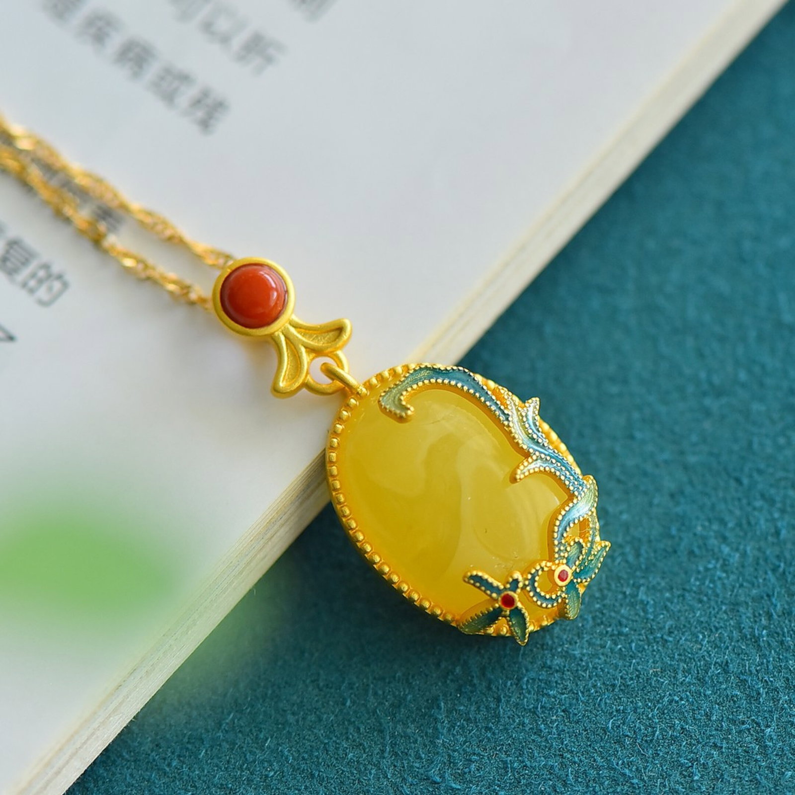 An Exquisite Sterling Silver-Gold Plated Inlaid Amber Necklace: An Exquisite Sterling Silver-Gold Plated Inlaid Amber Necklace,Size:13mmx18mm 纯银镀金镶琥珀项链