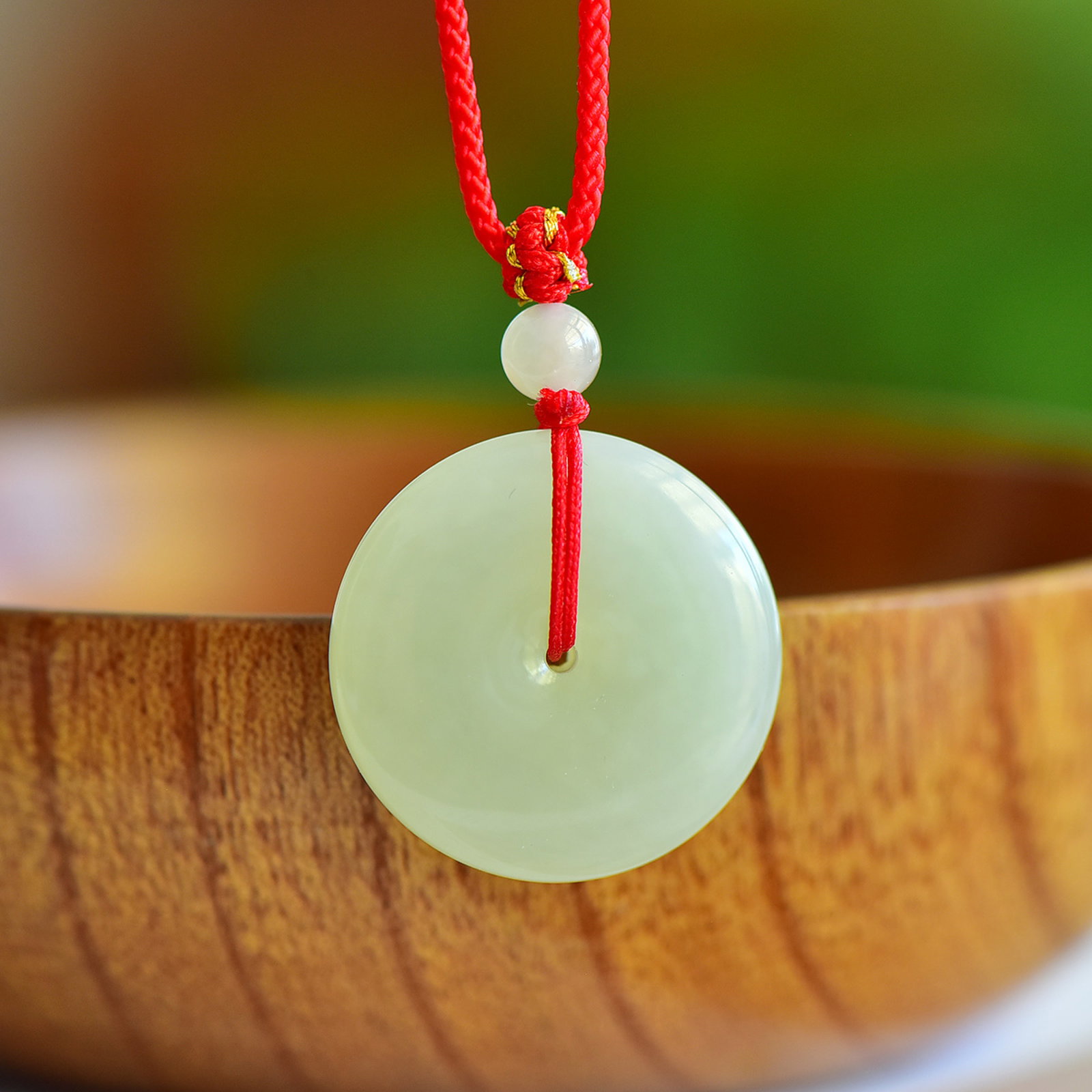 An Exquisite White Jade Pendant: An Exquisite White Jade Pendant,Size:25mm,Weight:8g 寓意:平平安安,平安富贵。 白玉吊坠