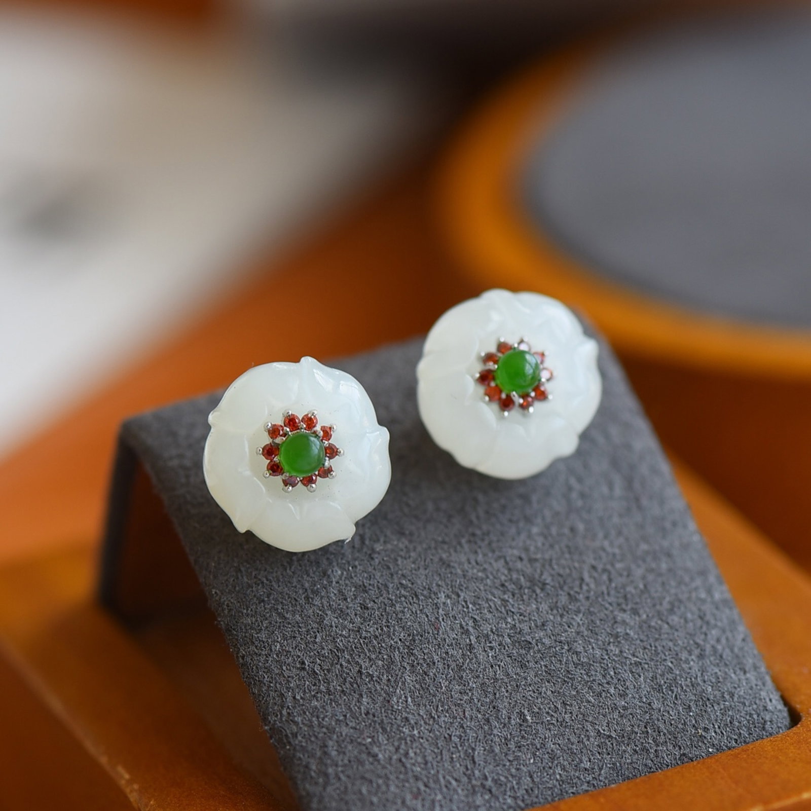 A Pair of Exquisite Sterling Silver-Gold Plated Inlaid White Jade Earrings,Inlaid Diamond: A Pair of Exquisite Sterling Silver-Gold Plated Inlaid White Jade Earrings,Inlaid Diamond,Size:14mmx14mm 一对纯银镀金镶白玉耳钉,॔