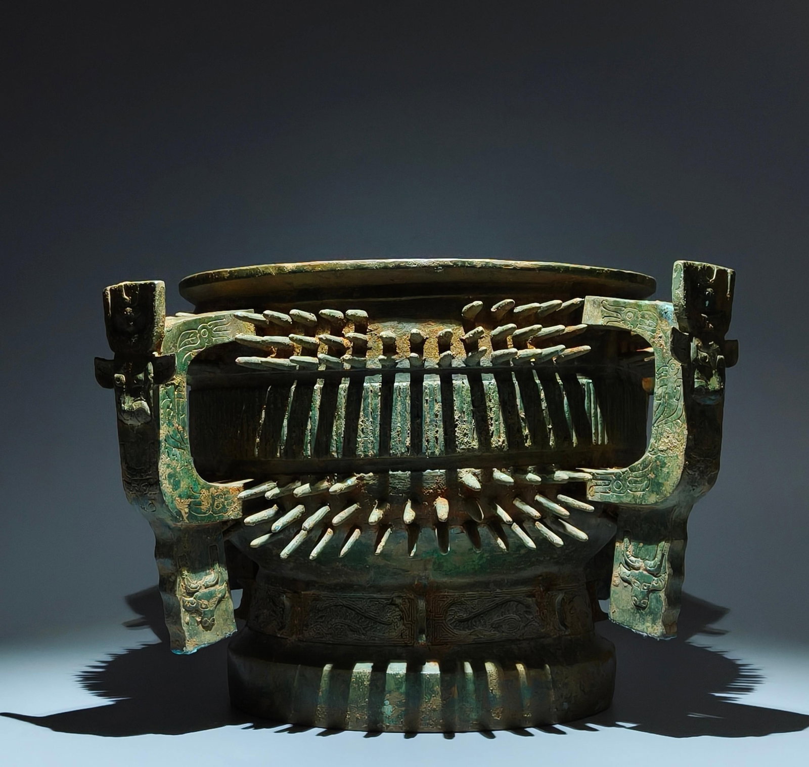 An Archaic Bronze Chi-Dragon Pattern Food Vessel,With Inscription: An Archaic Bronze Chi-Dragon Pattern Food Vessel,With Inscription,W.Zhou,China,Size:13.2inx22.8inx15.7in 青铜螭龙纹食器,带铭文,中Þ