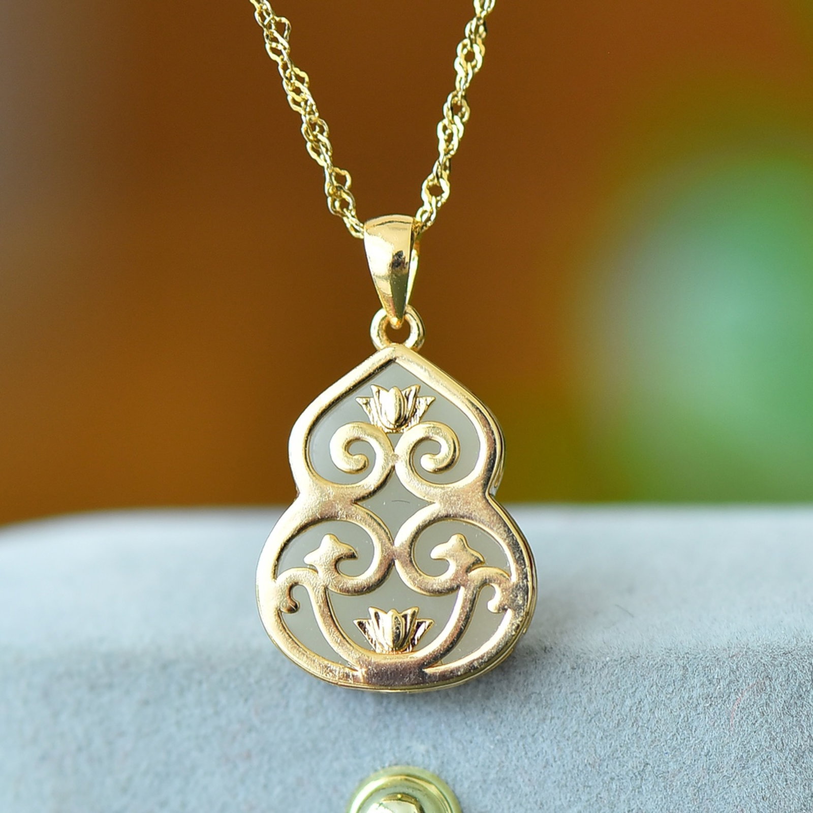 An Exquisite Bronze-Gold Plated Inlaid White Jade Gourd Necklace: An Exquisite Bronze-Gold Plated Inlaid White Jade Gourd Necklace,Size:13mmx17mm 铜镀金镶白玉葫芦项链
