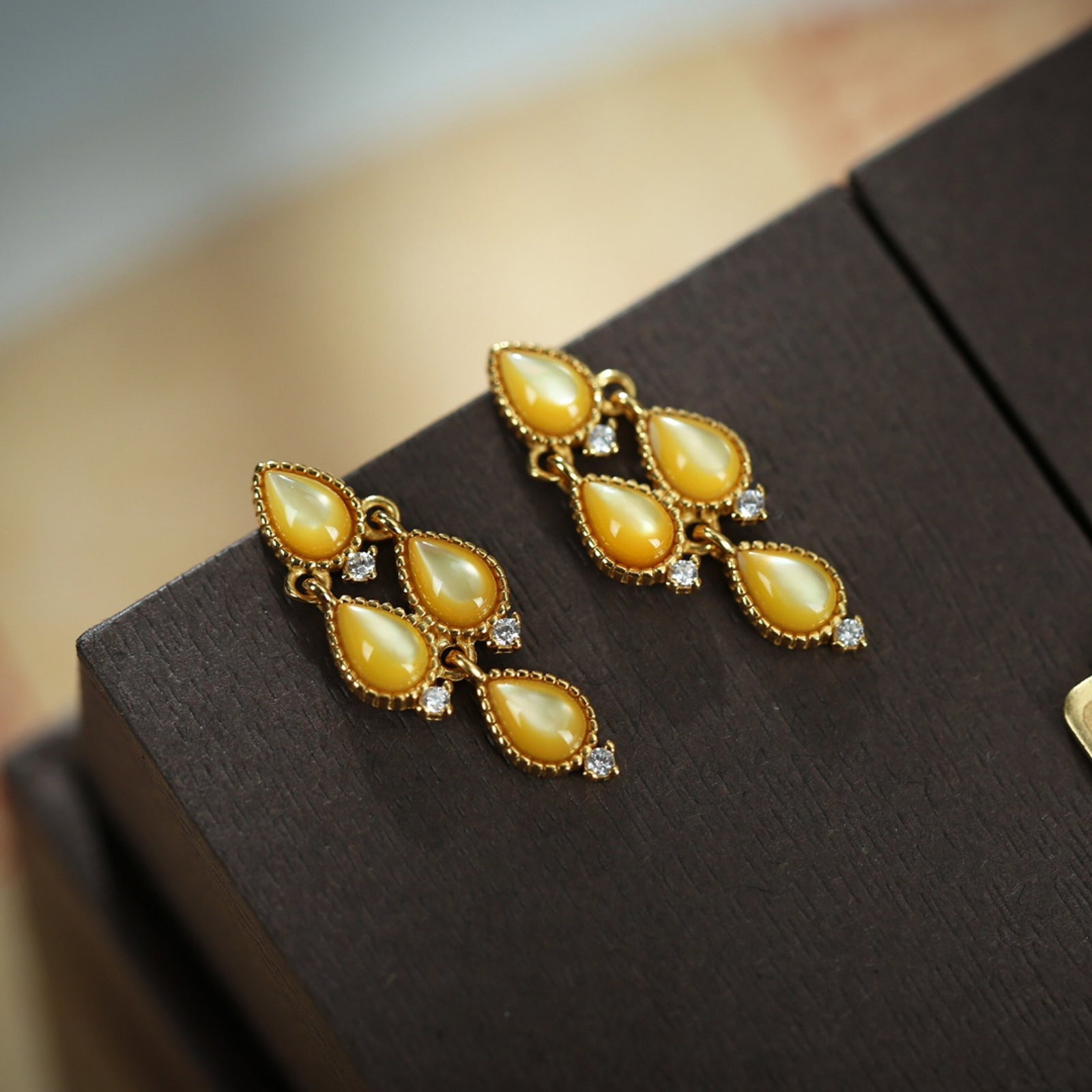 A Pair of Exquisite Sterling Silver-Gold Plated Inlaid Shell Earrings,Inlaid Diamond: A Pair of Exquisite Sterling Silver-Gold Plated Inlaid Shell Earrings,Inlaid Diamond 一对纯银镀金镶贝壳耳环,嵌钻石