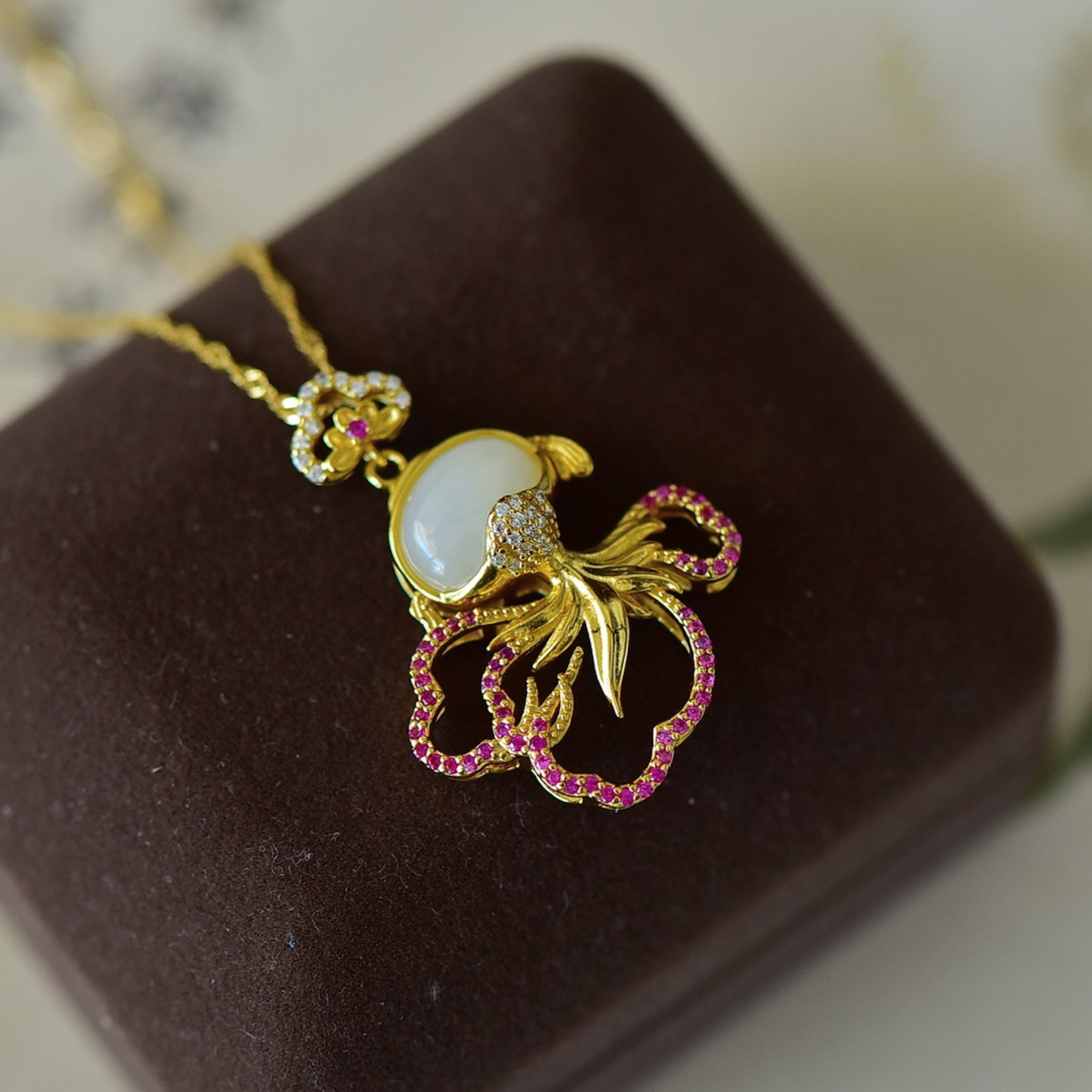 An Exquisite Sterling Silver-Gold Plated Inlaid White Jade Pendant,Inlaid Diamond: An Exquisite Sterling Silver-Gold Plated Inlaid White Jade Pendant,Inlaid Diamond,Size:8mmx10mm 纯银镀金镶白玉吊坠,嵌钻石
