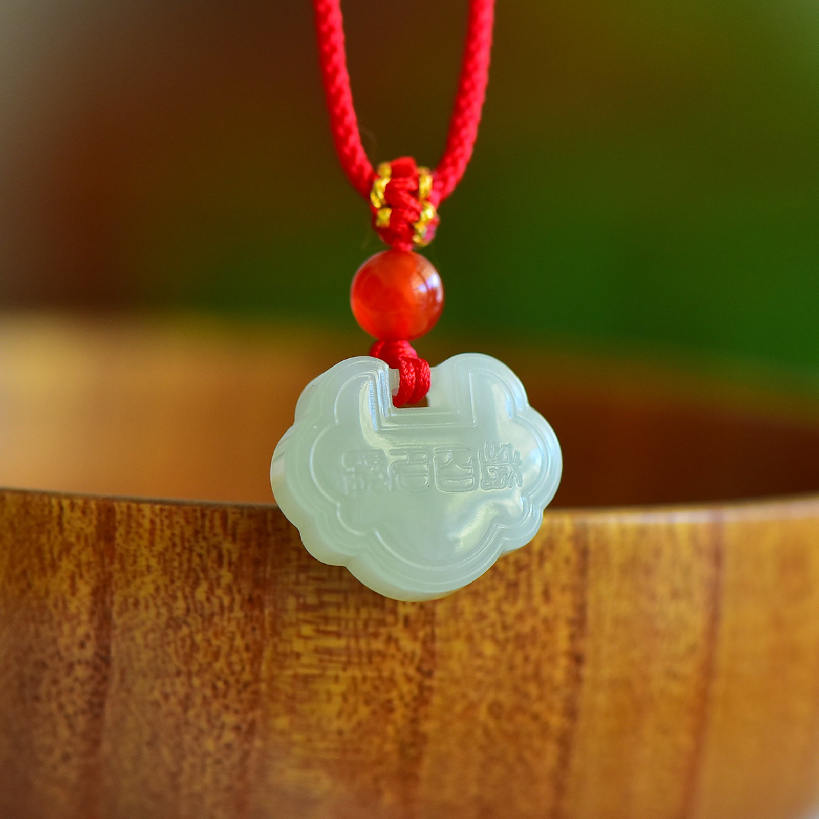 An Exquisite White Jade Pendant: An Exquisite White Jade Pendant,Size:19mmx16mmx7mm 寓意:玉脂白润,寓意:吉祥 宝宝福利 白玉吊坠