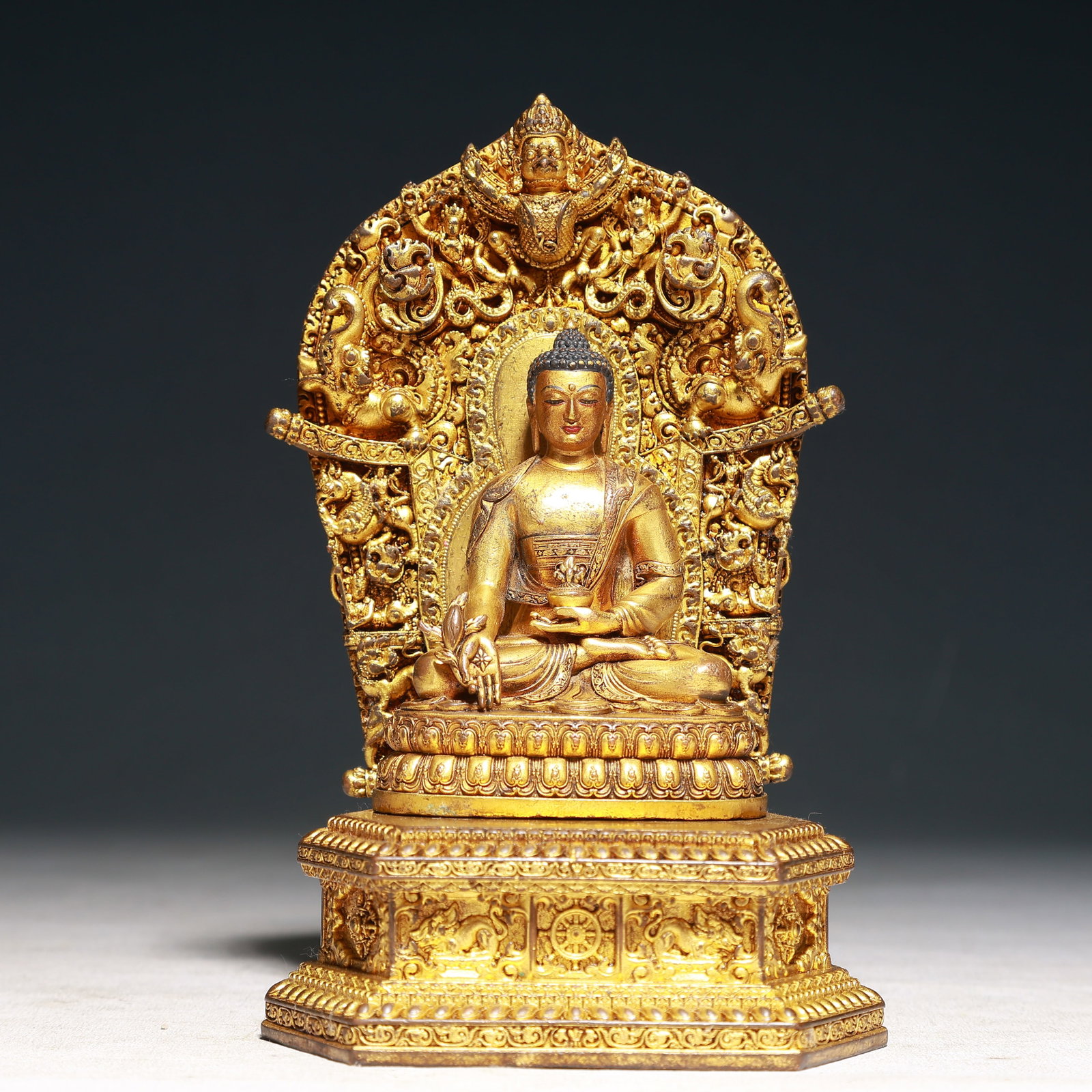 A Solemn Gilt Bronze Statue of Sakyamuni: A Solemn Gilt Bronze Statue of Sakyamuni,Ming Dynasty,China,Yongle Six-character Mark,Size:4.3inx3.1inx7.1in,Weight:1150g 铜鎏金如来像,中国明É