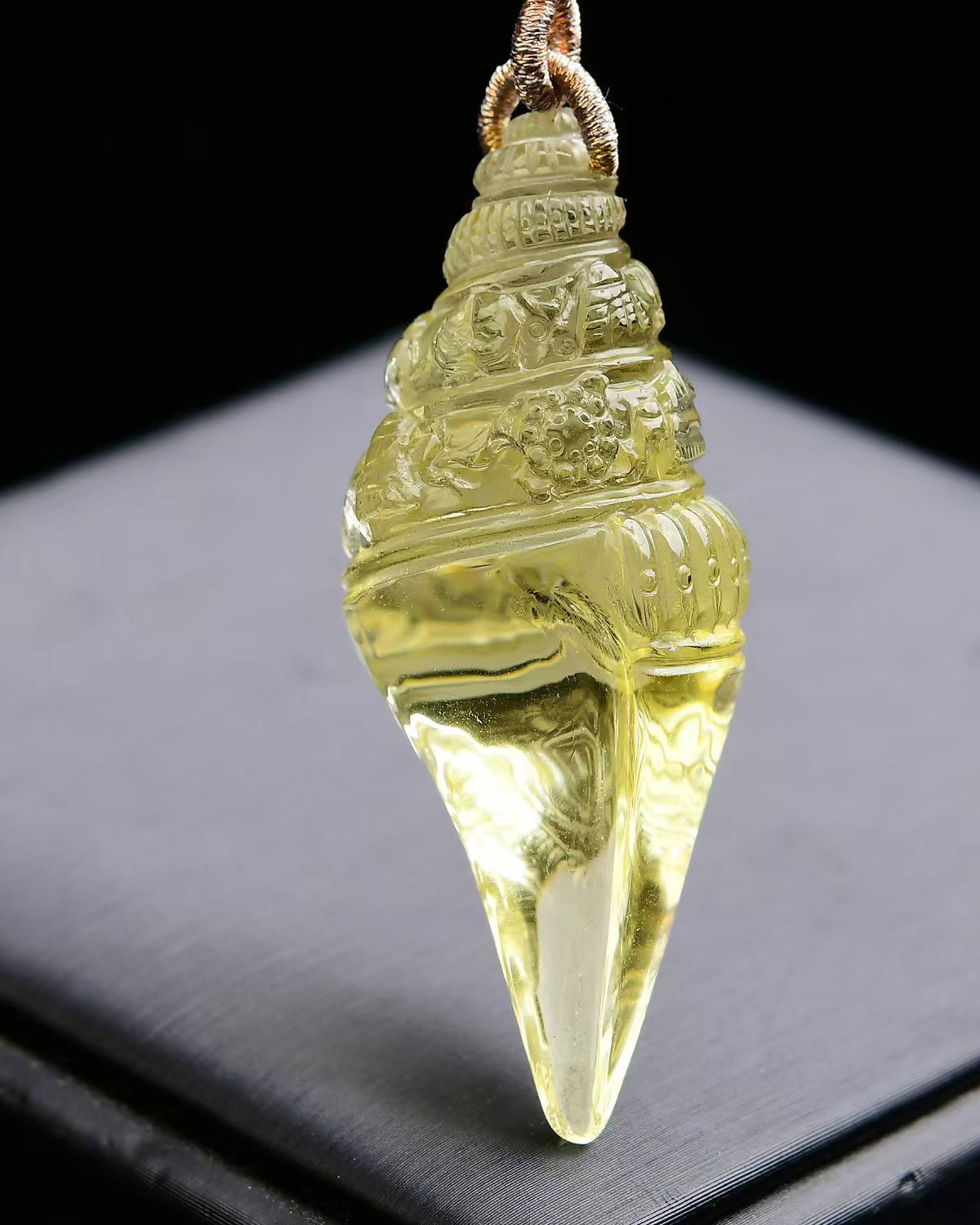 An Exquisite Crystal Conch Pendant: An Exquisite Crystal Conch Pendant,Size:56mmx22mmx21mm,Weight:27.4g 寓意：驱妖辟邪、避祸求福、护主驱